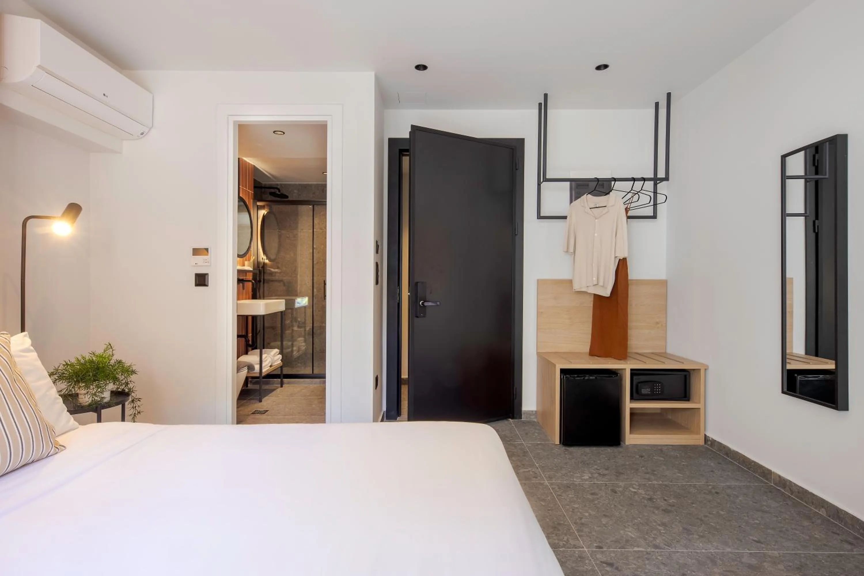 Photo of the whole room, Bed in Bonnie Athens by Nin&Bau