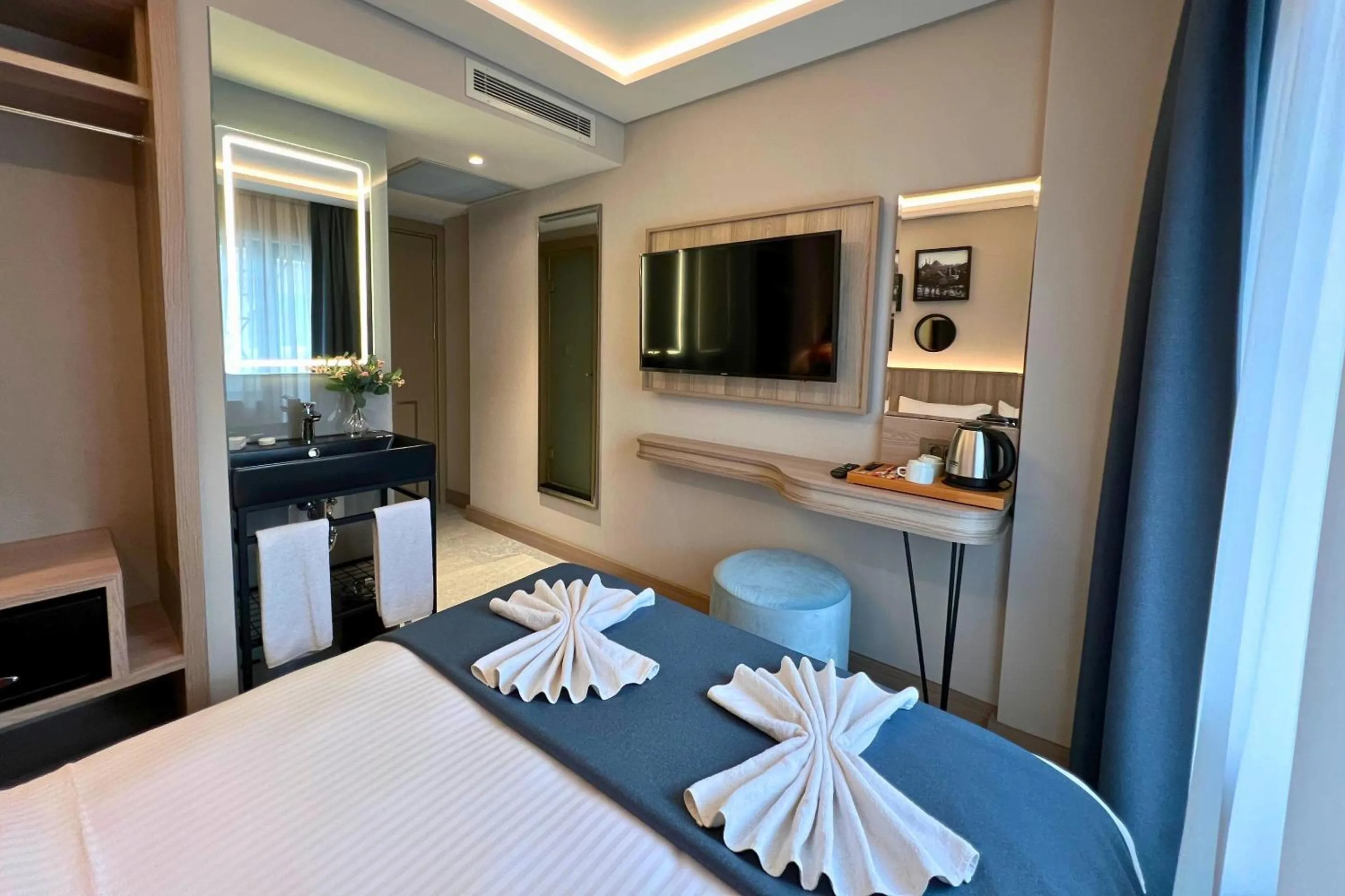 Communal lounge/ TV room, Bed in Woxx Hotel