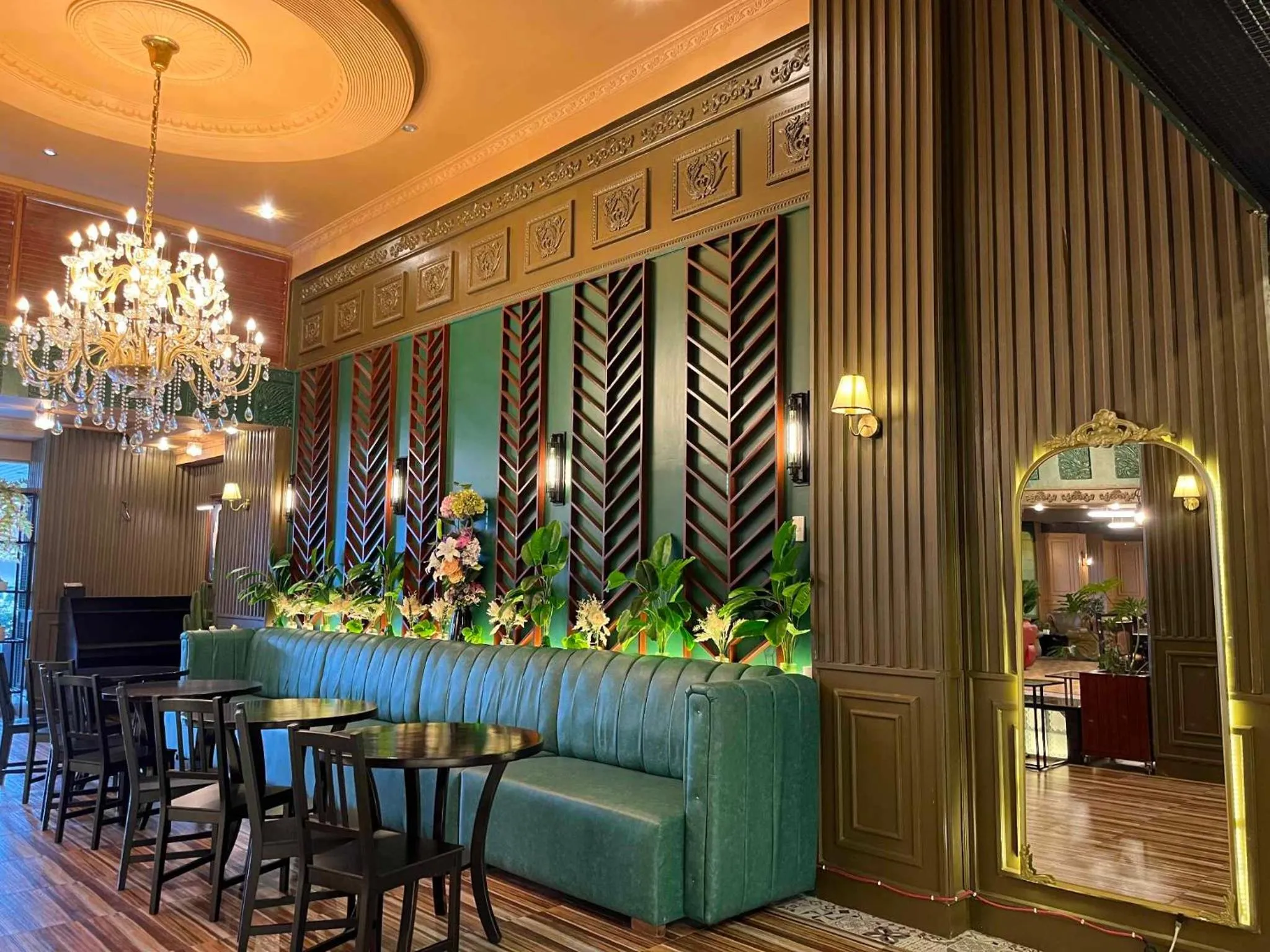 Restaurant/places to eat in Clark CU Hotel