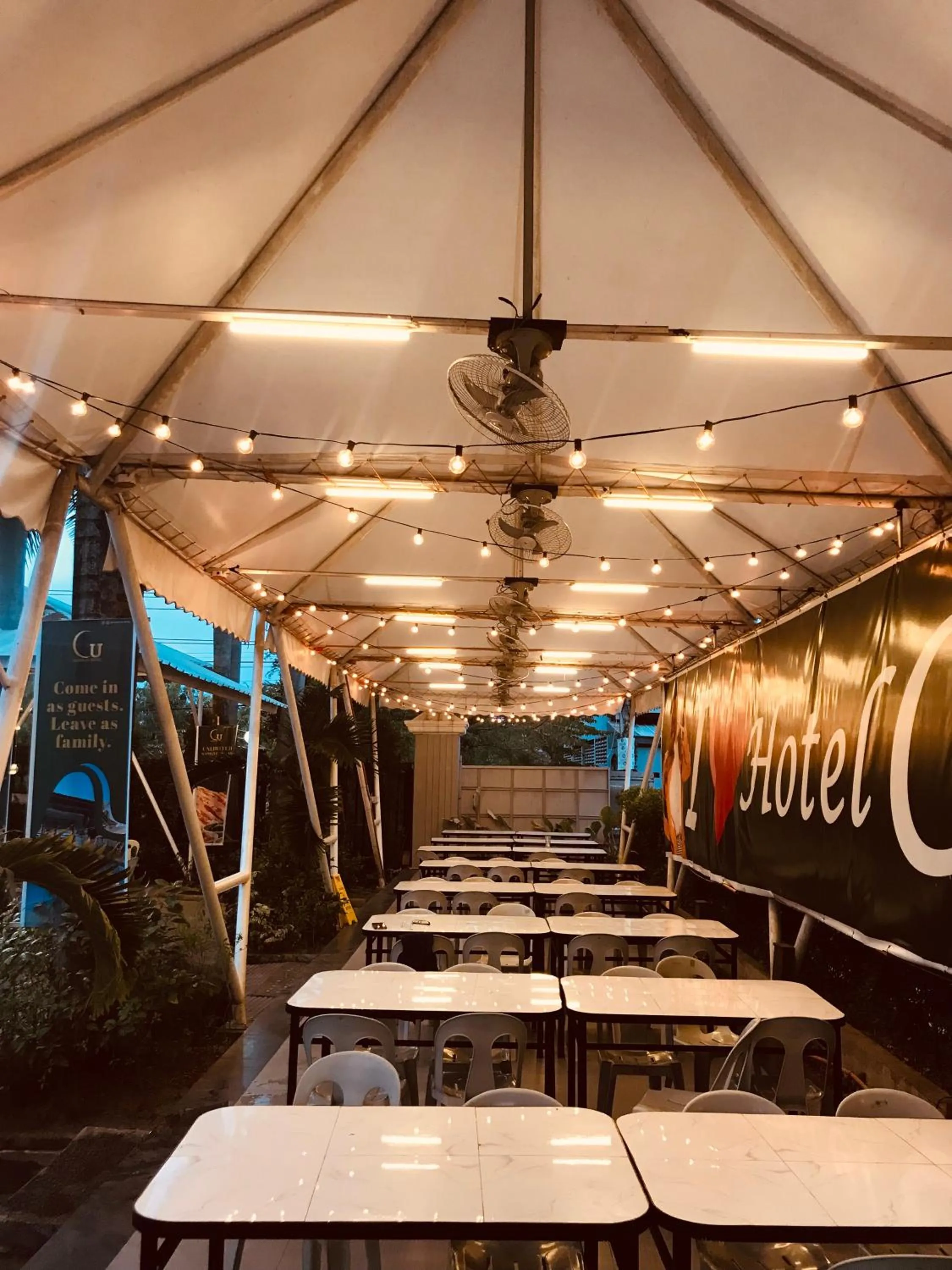 Restaurant/places to eat in Clark CU Hotel