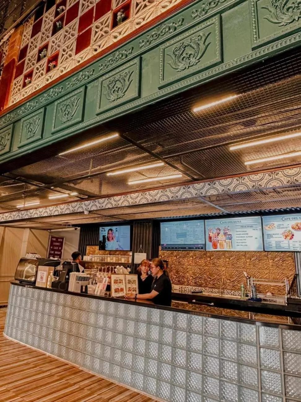 Restaurant/places to eat in Clark CU Hotel