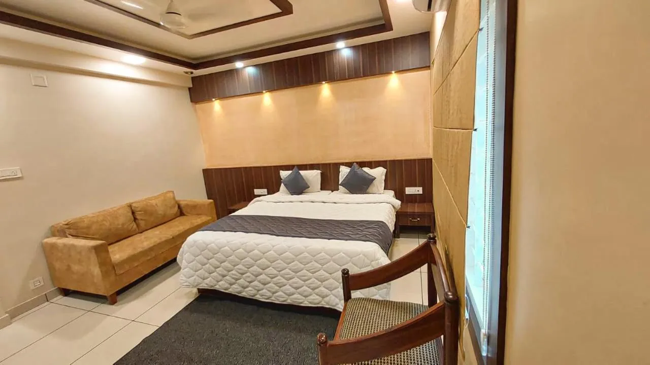 Photo of the whole room, Bed in Hotel Royal Wings