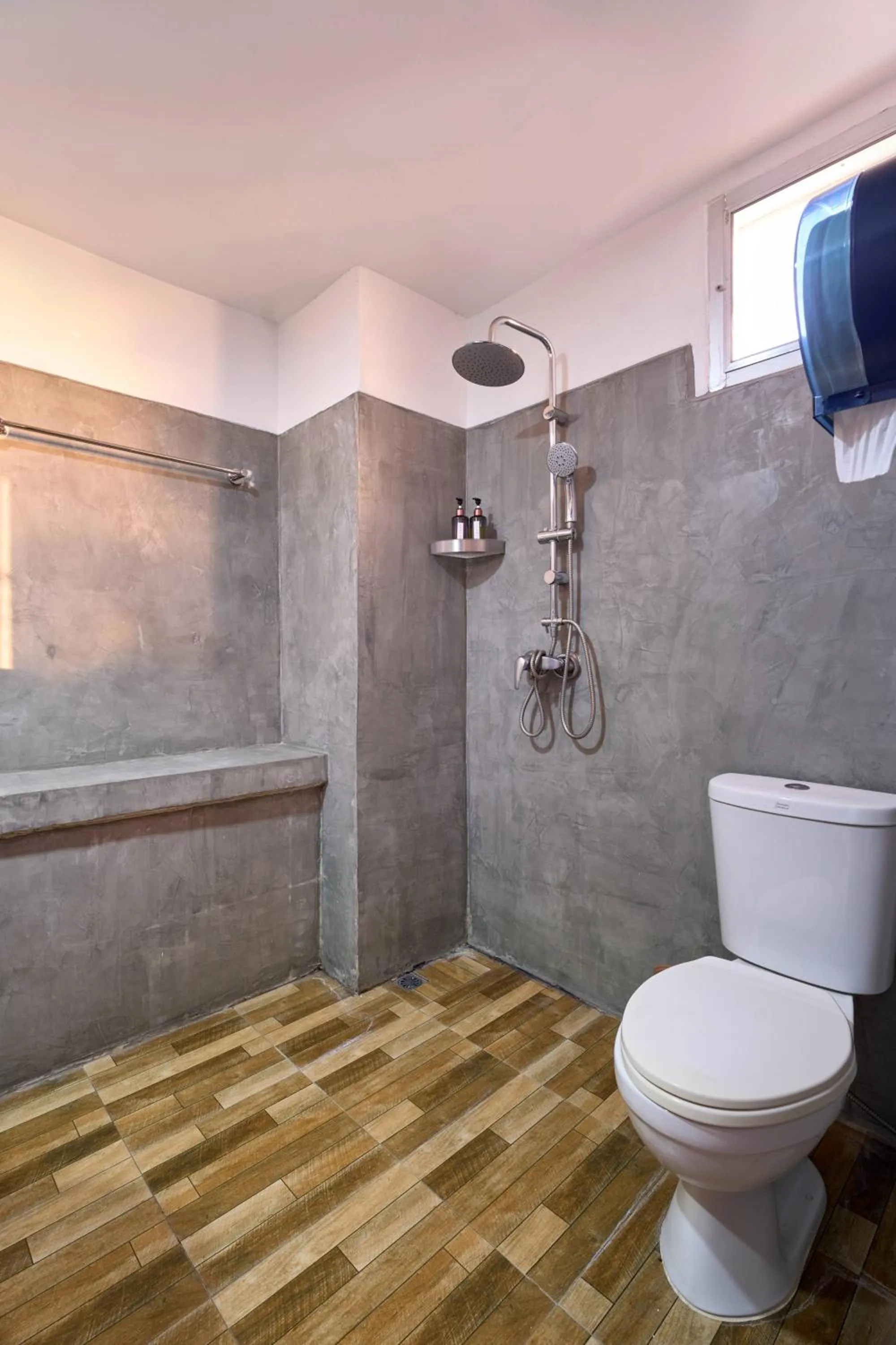 Toilet in Thapae60 Mini Hotel