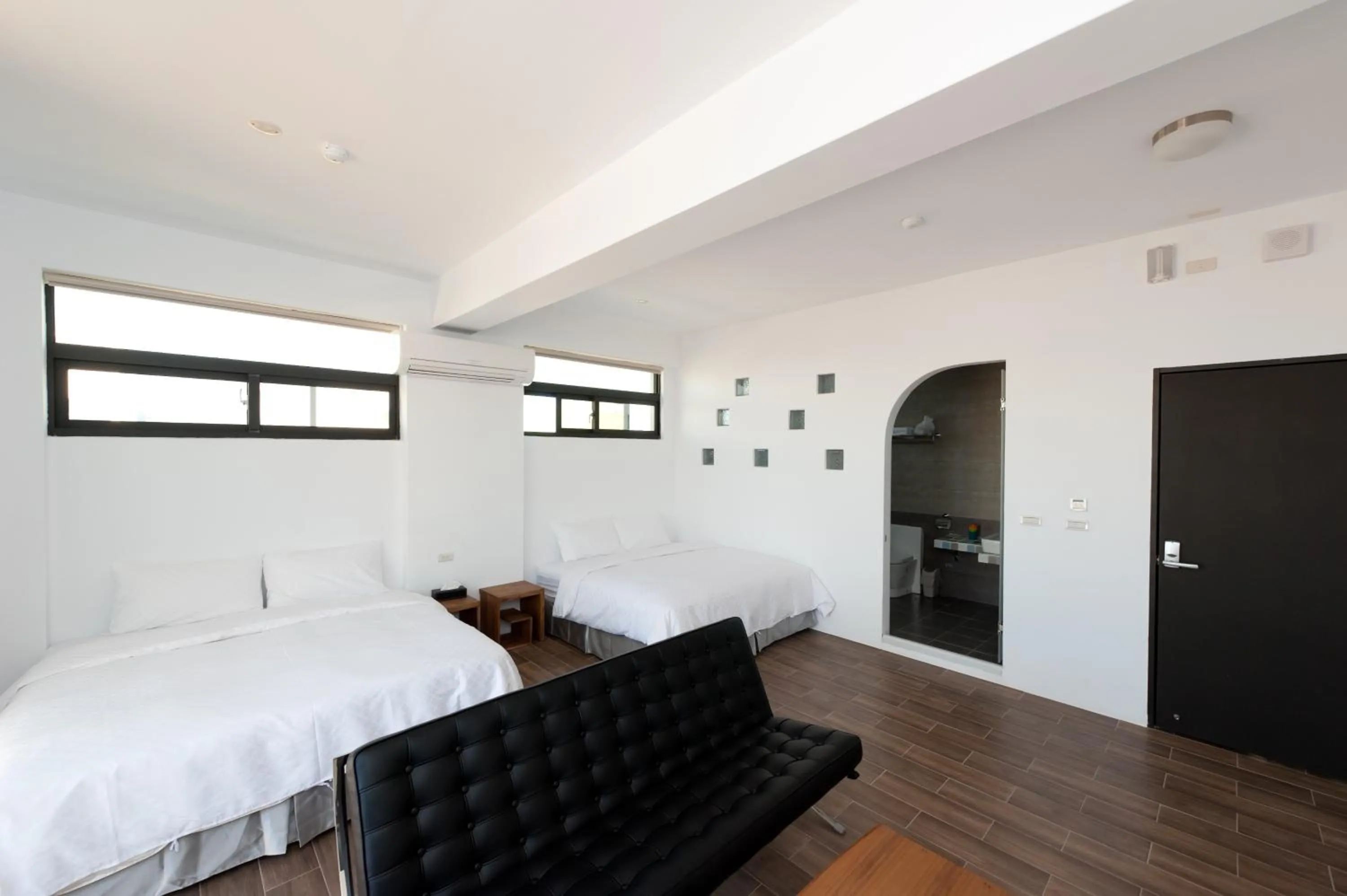 Photo of the whole room, Bed in Discovery B&B