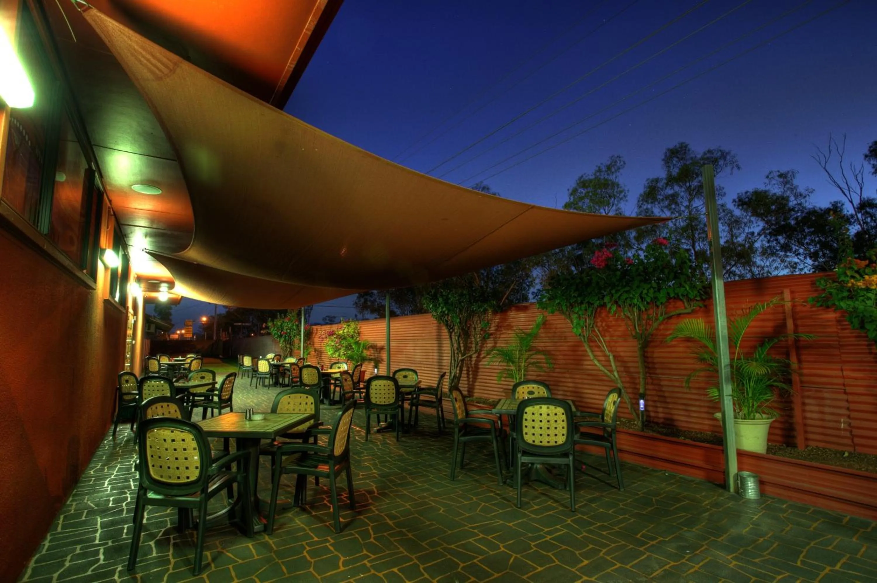 Restaurant/places to eat in Halls Creek Motel