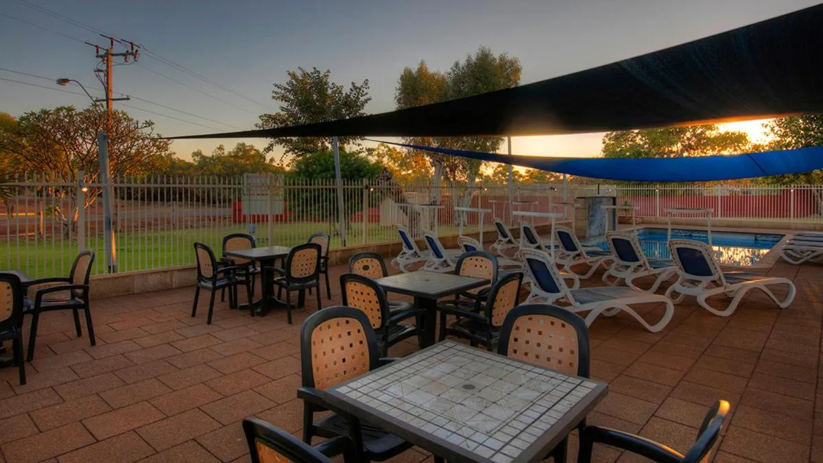 Swimming pool in Halls Creek Motel