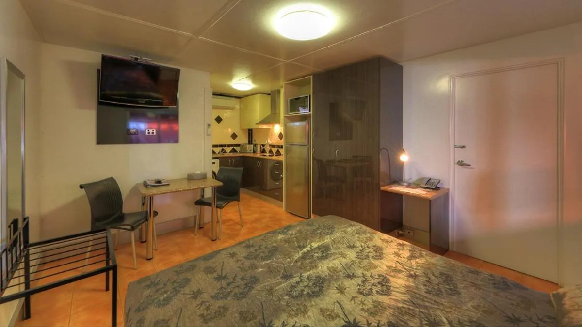 Photo of the whole room, Bed in Halls Creek Motel