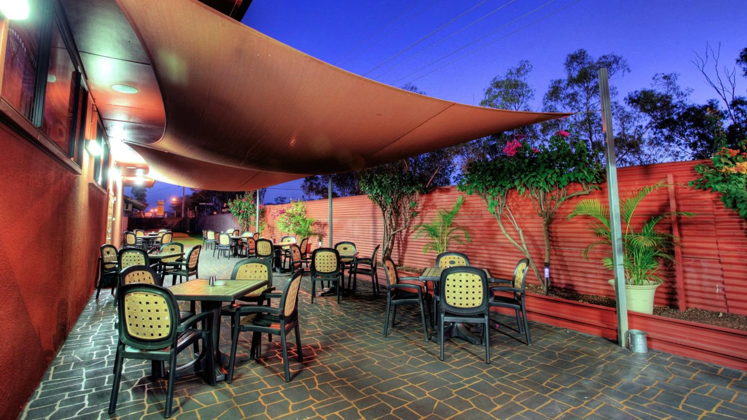 Restaurant/places to eat in Halls Creek Motel