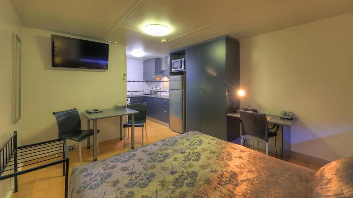 Bedroom in Halls Creek Motel