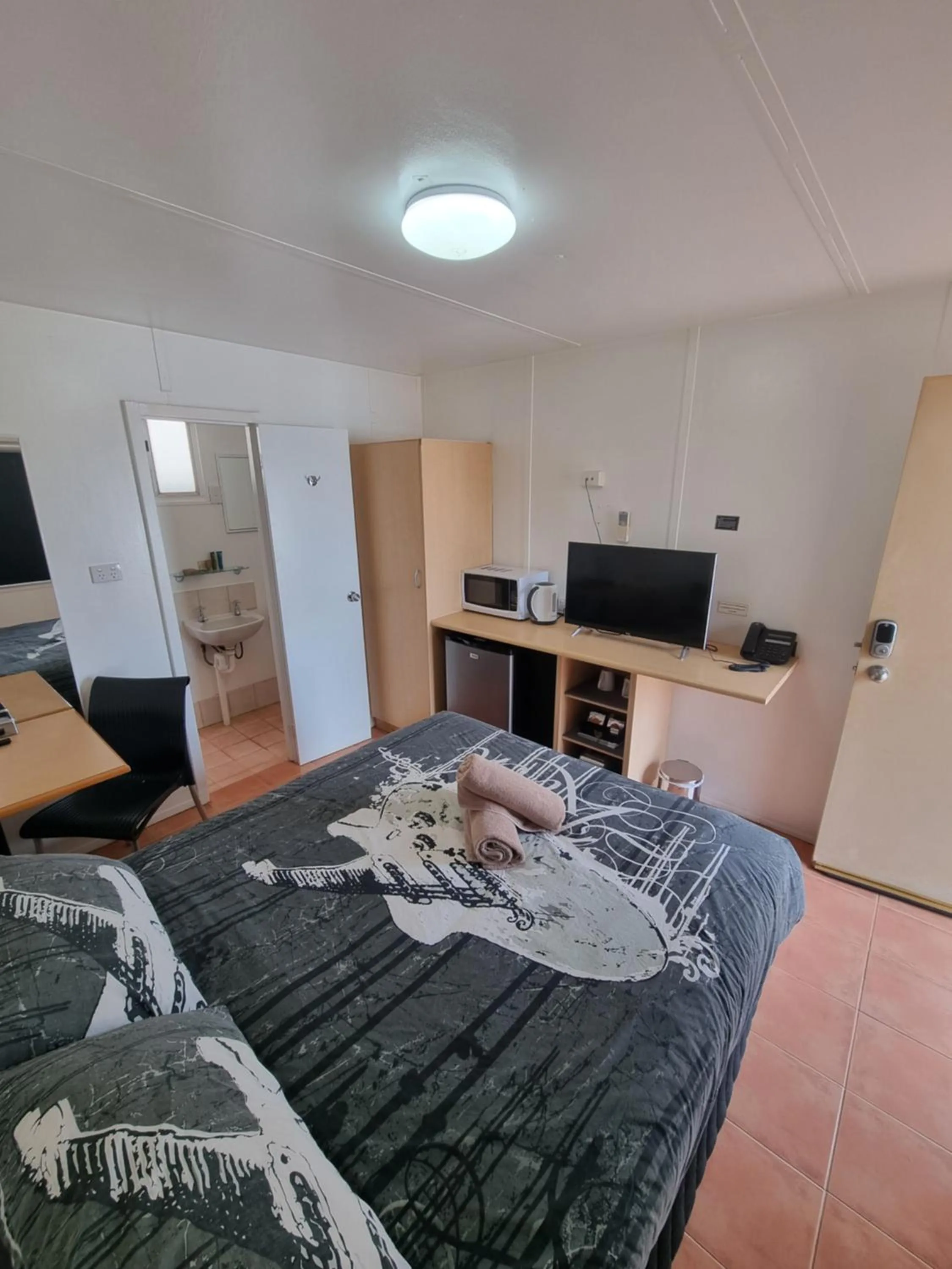 Bed in Halls Creek Motel