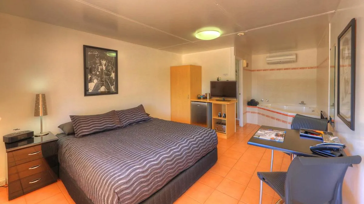 Bedroom, Bed in Halls Creek Motel