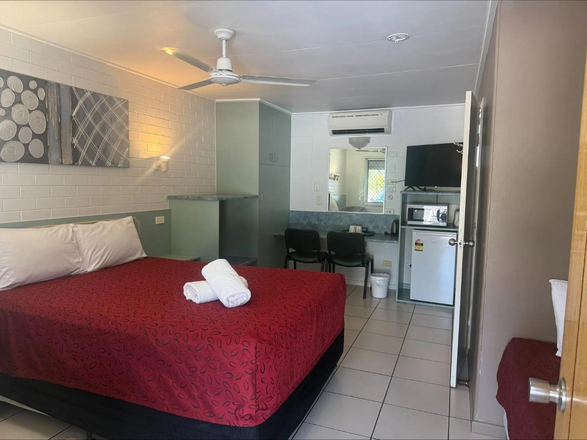 Bed in Emerald Highlands Motel