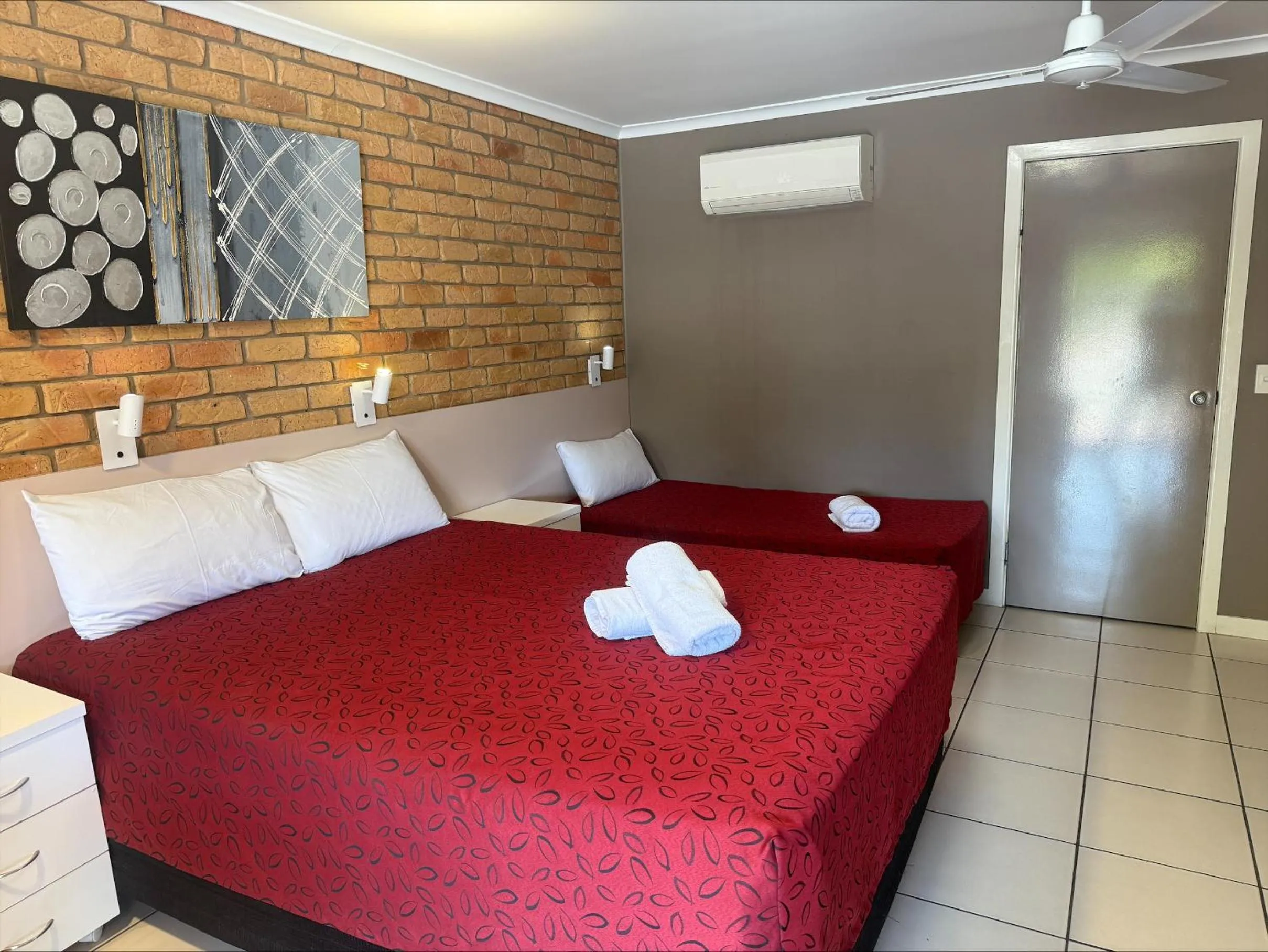 Bed in Emerald Highlands Motel