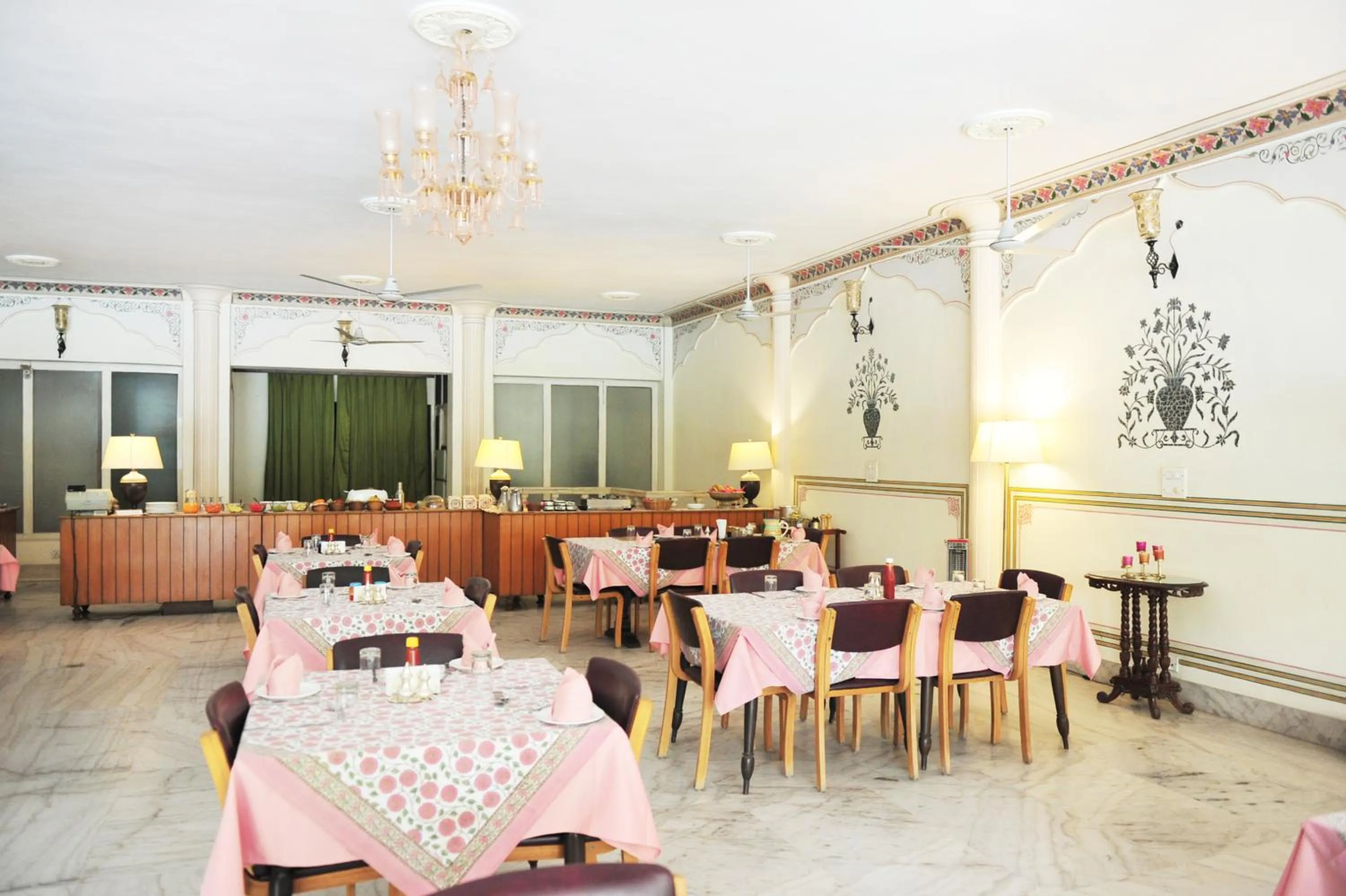 Restaurant/places to eat in Hotel Meghniwas