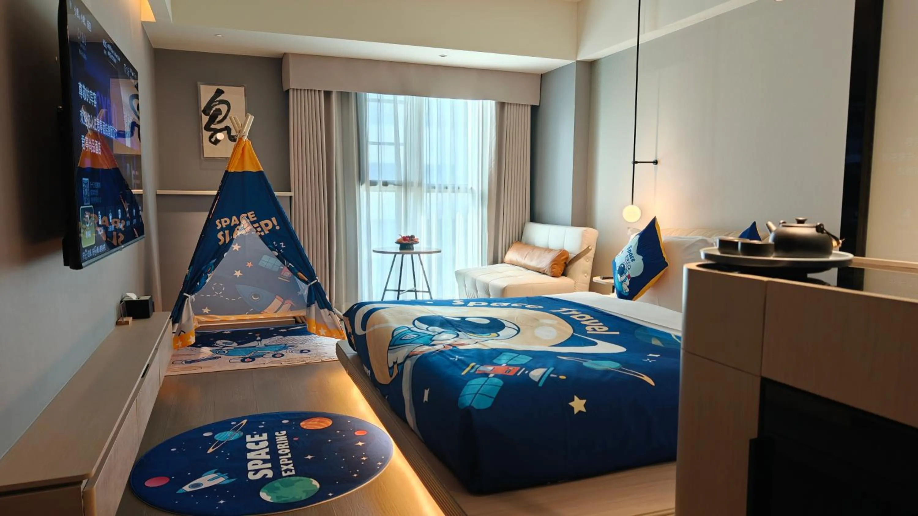 Photo of the whole room, Bed in CYBO Station SSAW Shangpin Hotel Luohu Shenzhen