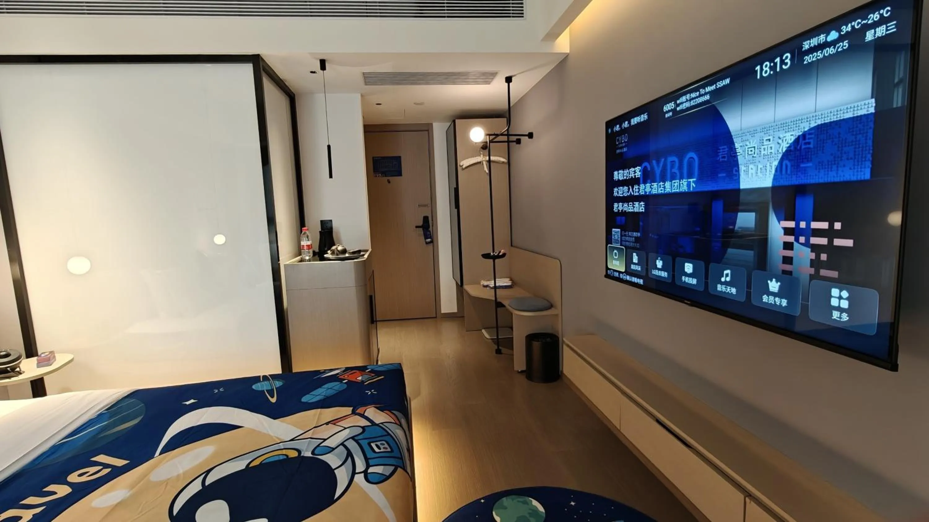 Bedroom, Bed in CYBO Station SSAW Shangpin Hotel Luohu Shenzhen