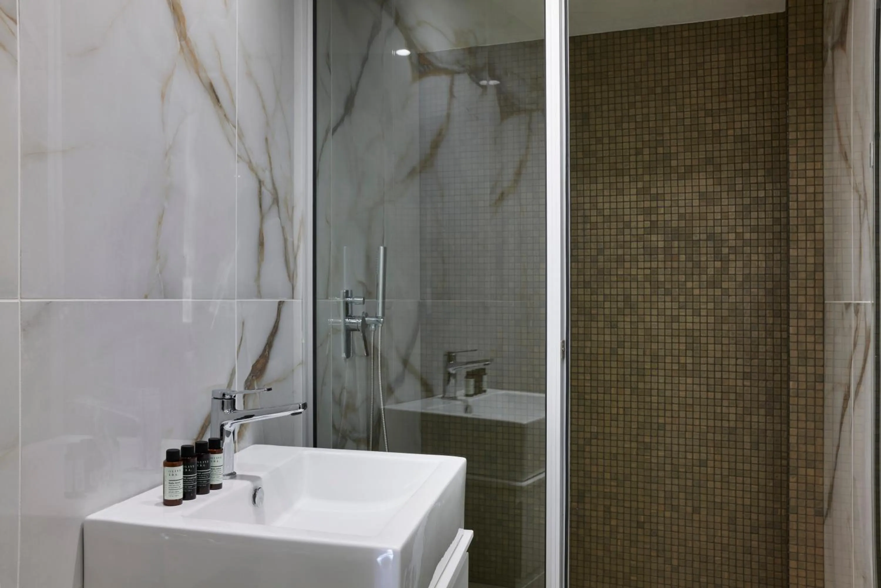 Shower in Hestia - Kolokotroni 23