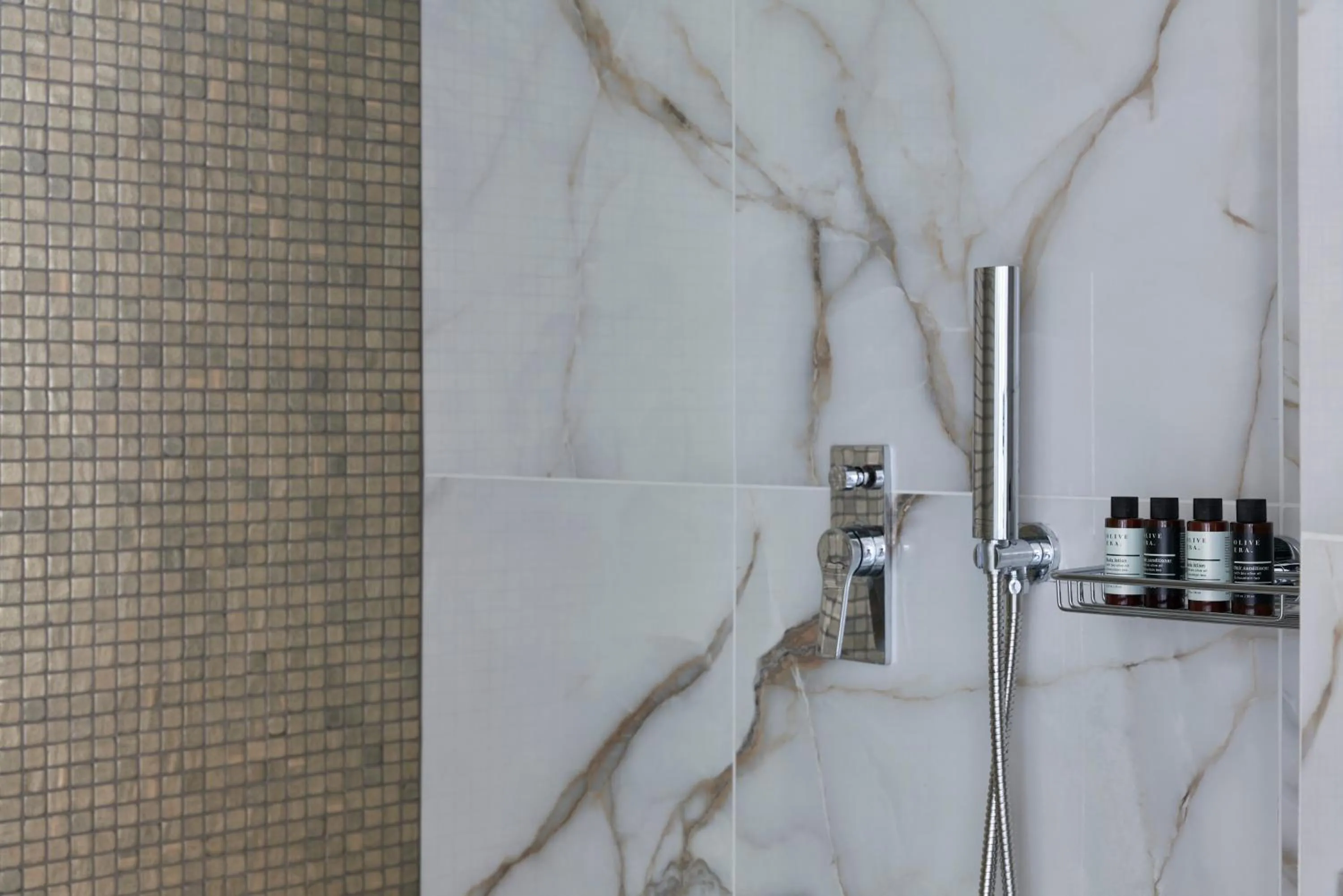 Shower in Hestia - Kolokotroni 23