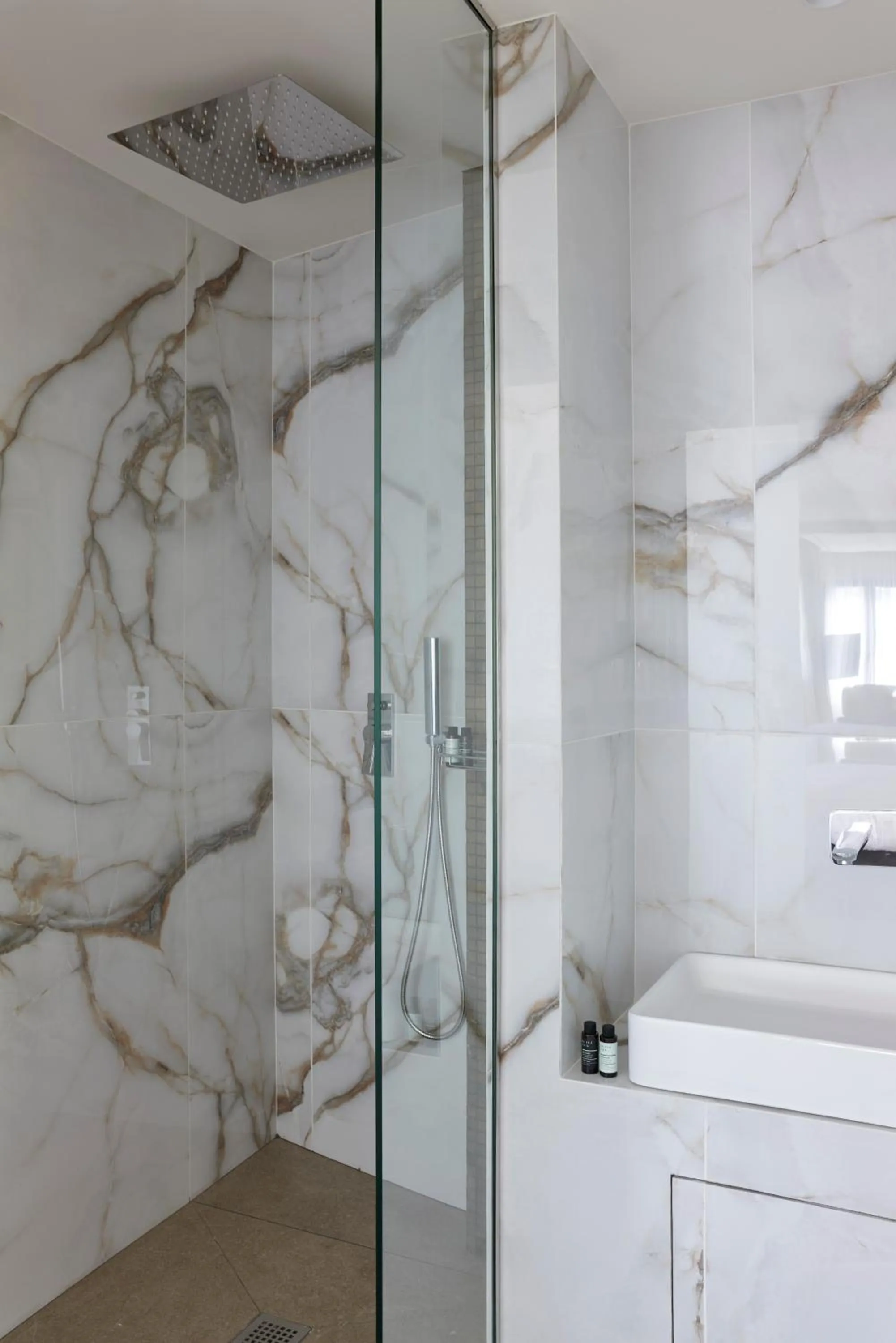 Shower in Hestia - Kolokotroni 23