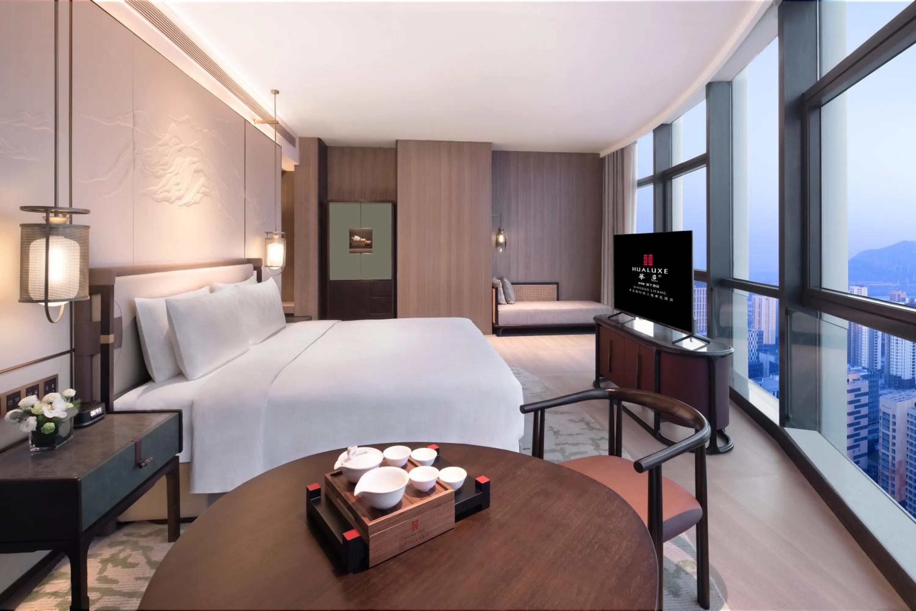 Bed in HUALUXE Hotels and Resorts Qingdao Licang, an IHG Hotel