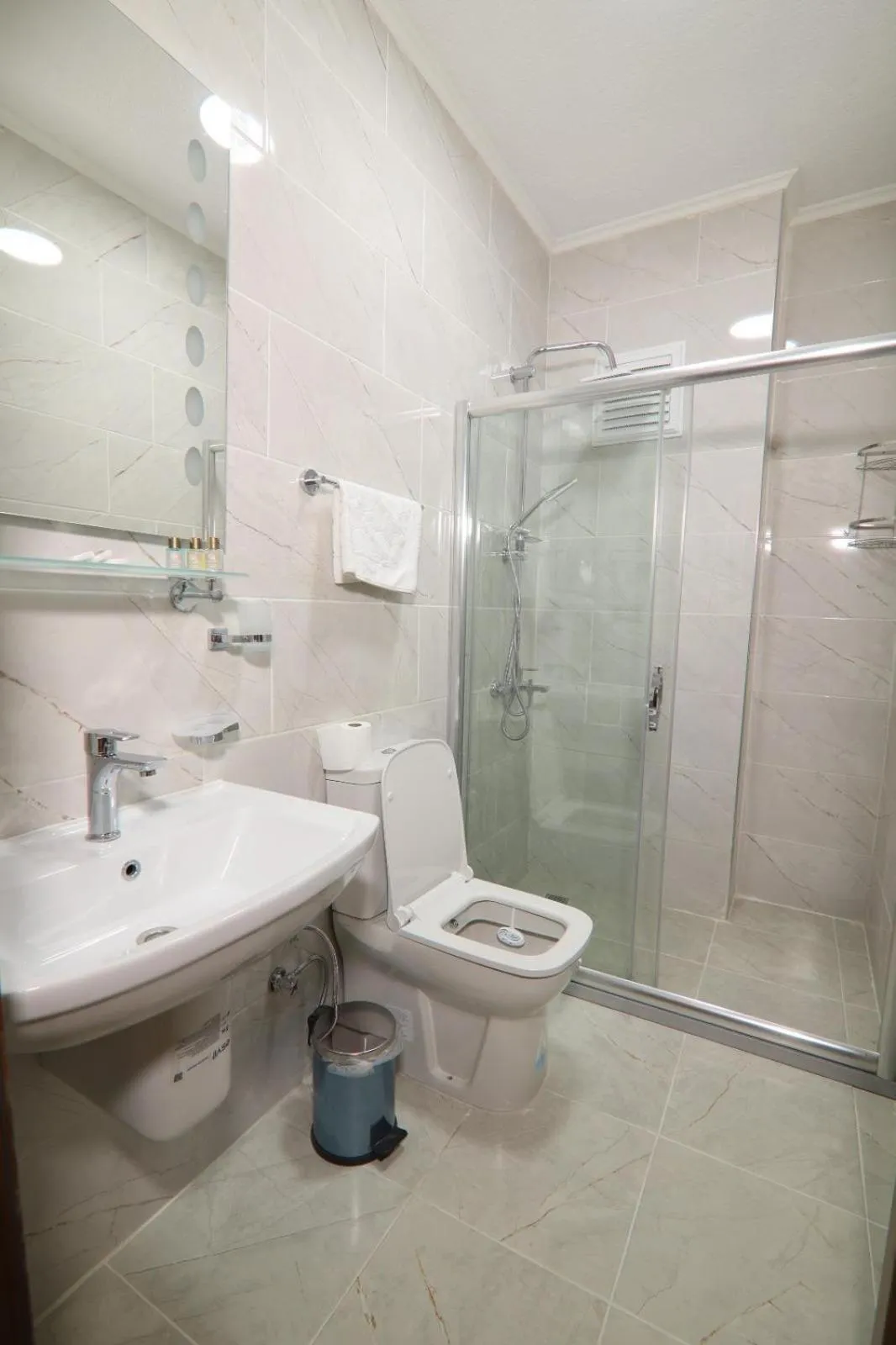 Shower in Gür Royal Suit Aparts