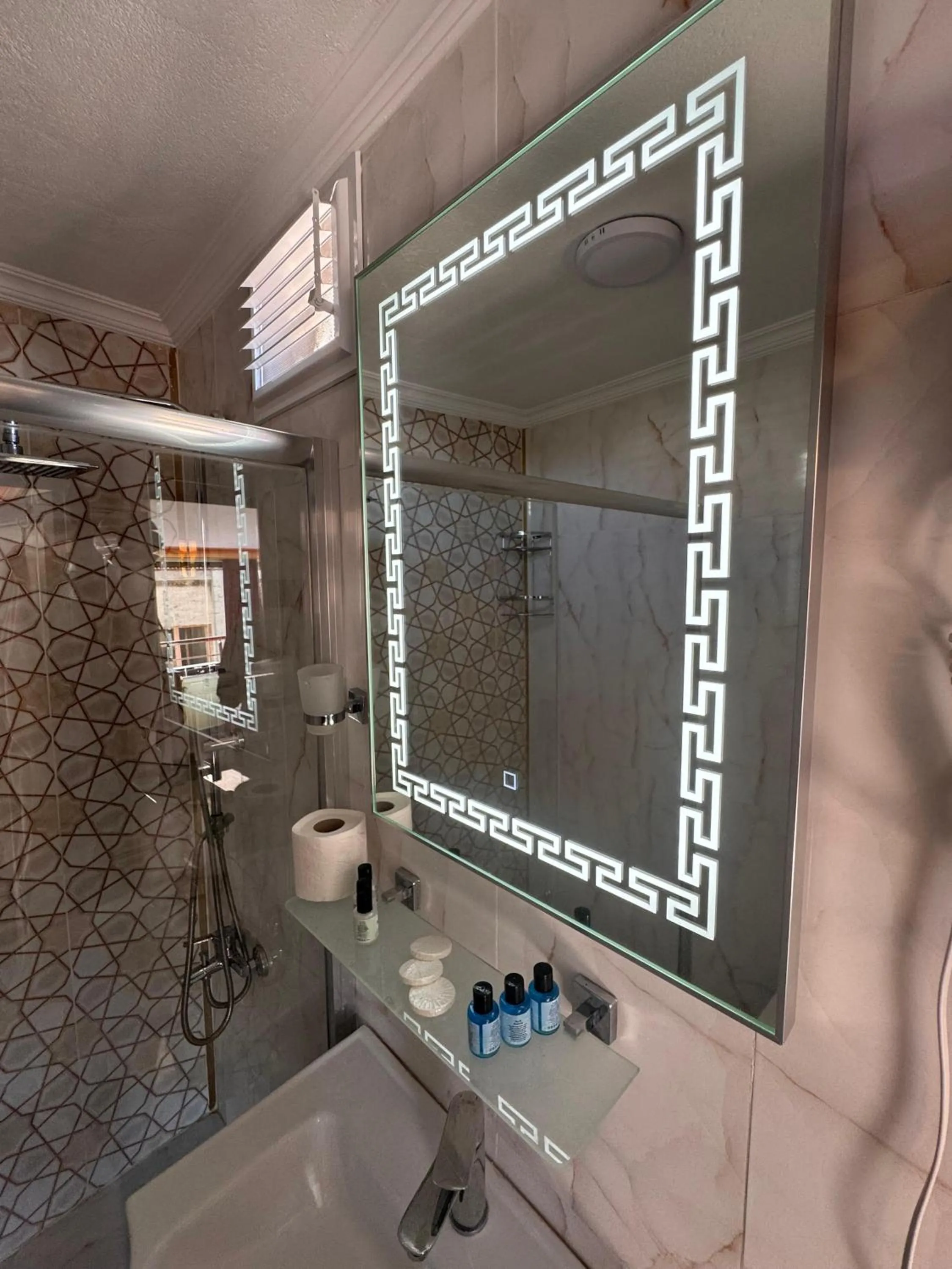 Shower in Gür Royal Suit Aparts