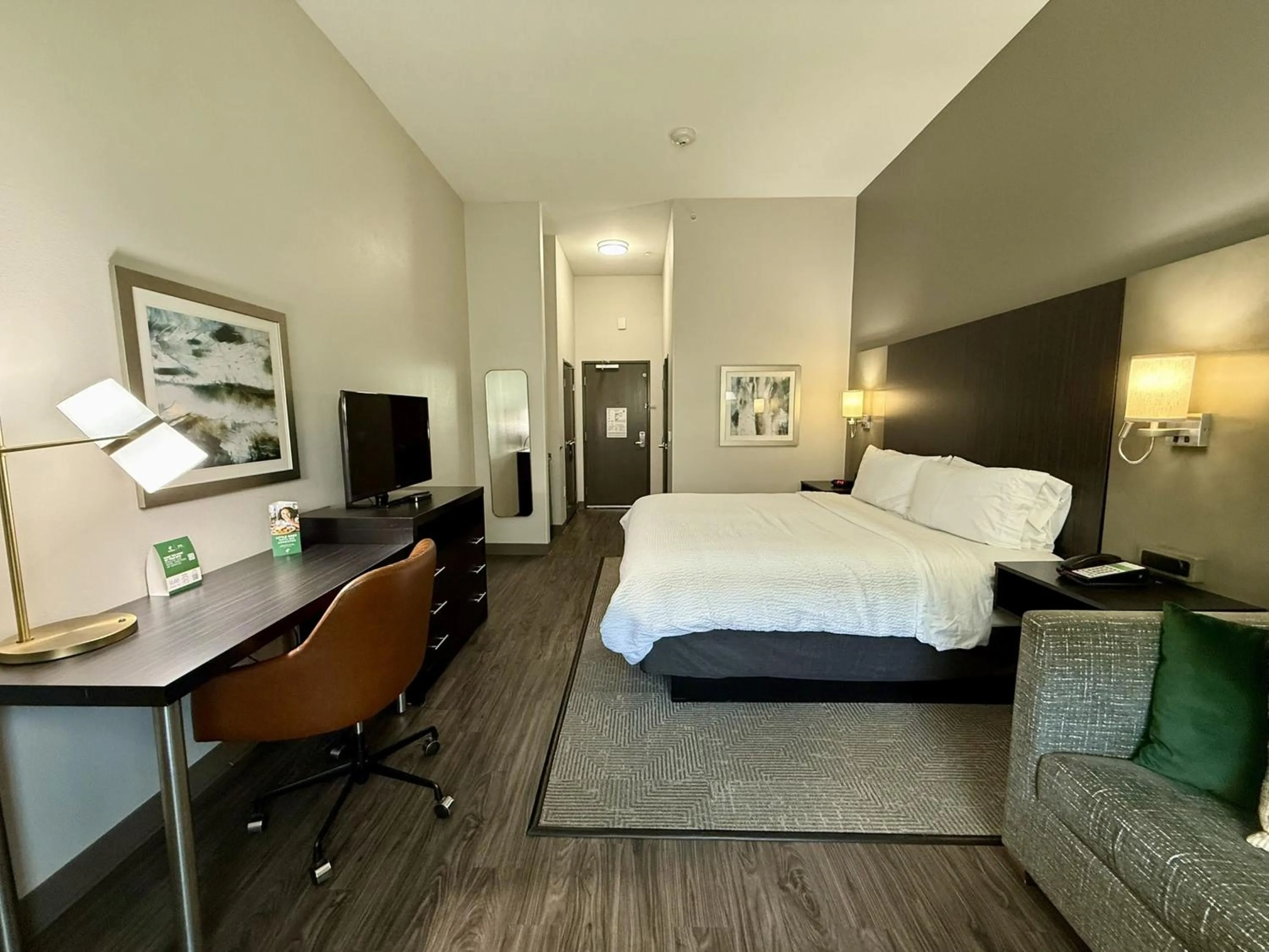 Photo of the whole room, Bed in Holiday Inn Carlsbad/San Diego, an IHG Hotel