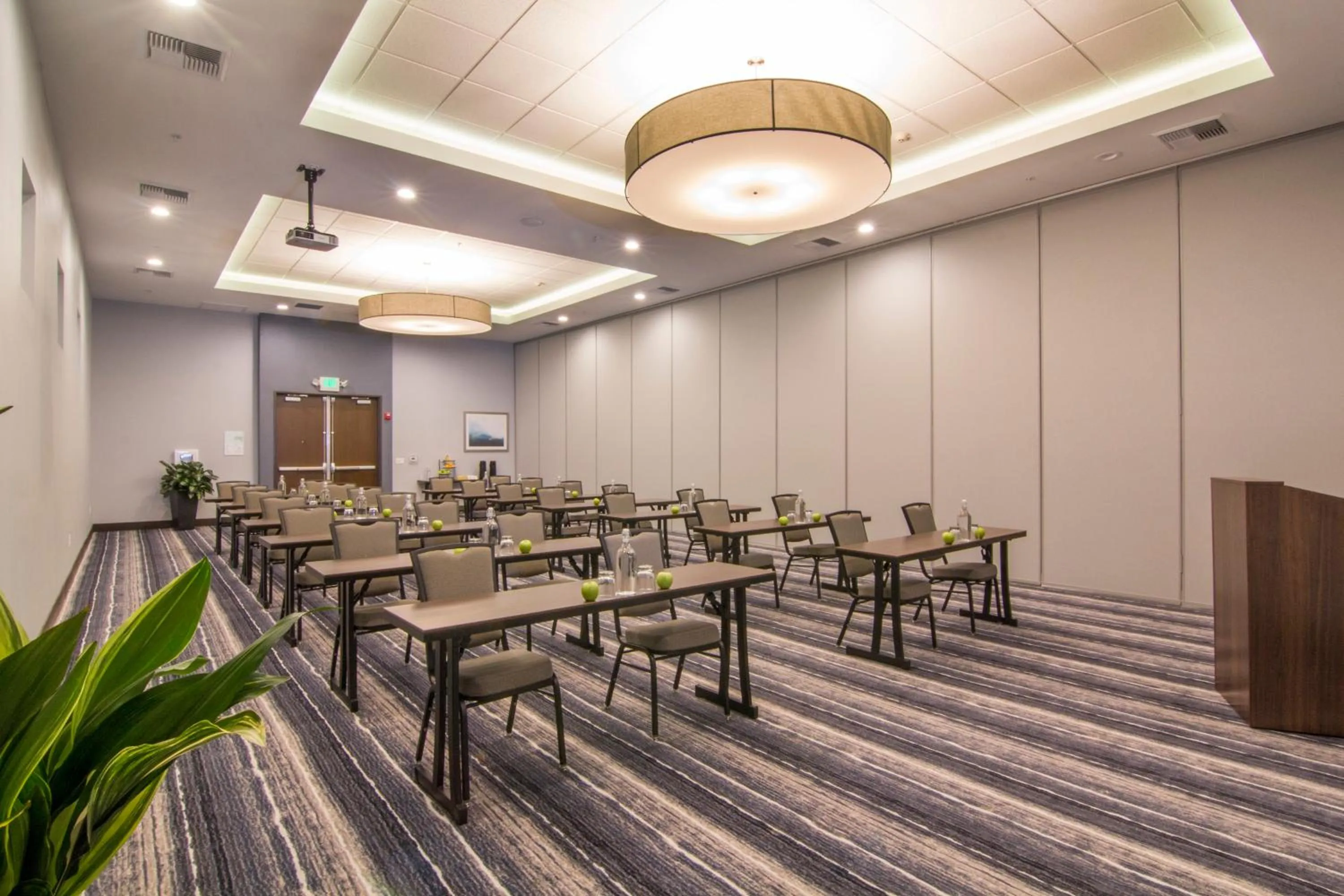 Meeting/conference room in Holiday Inn Carlsbad/San Diego, an IHG Hotel