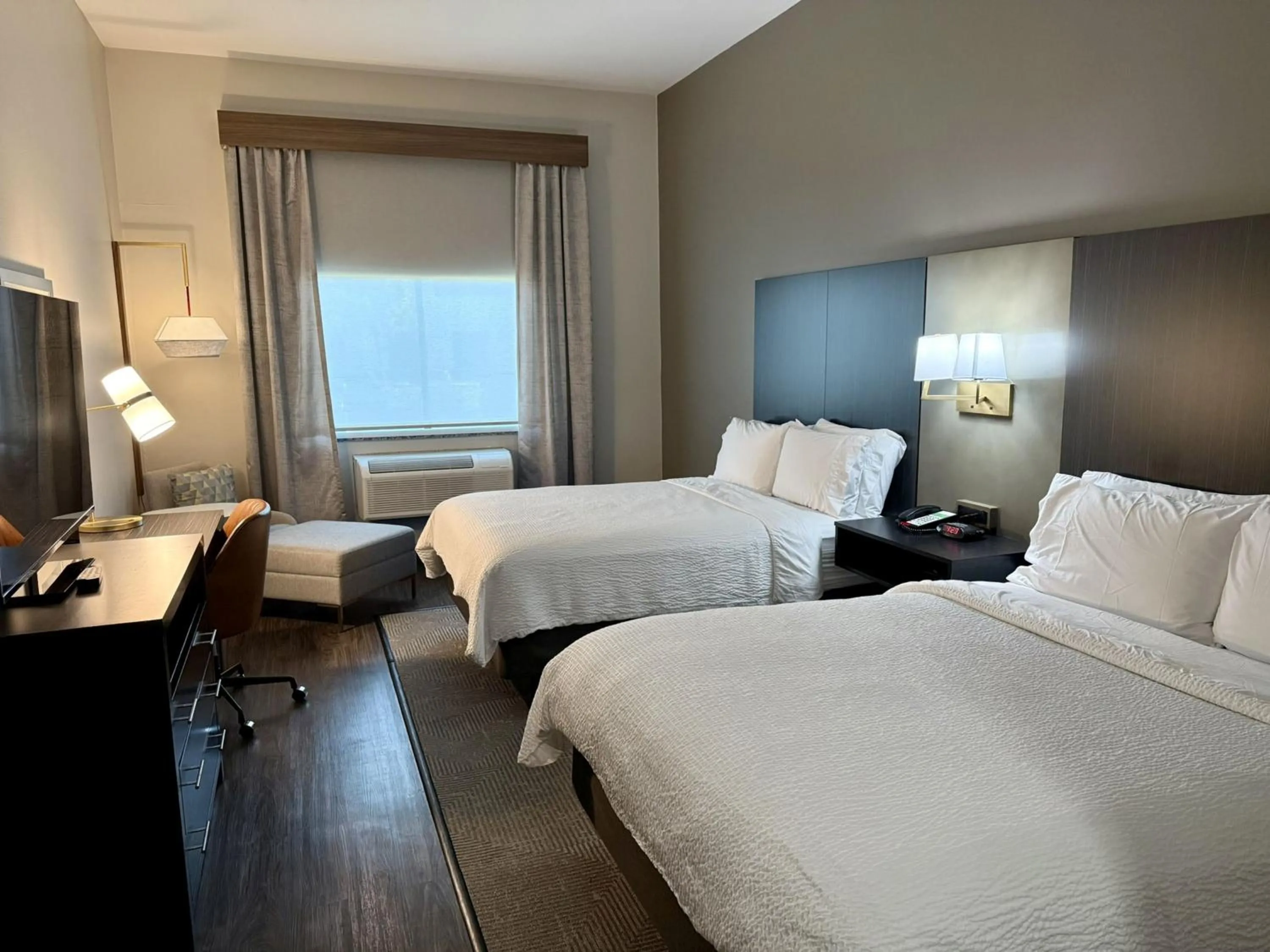 Photo of the whole room, Bed in Holiday Inn Carlsbad/San Diego, an IHG Hotel