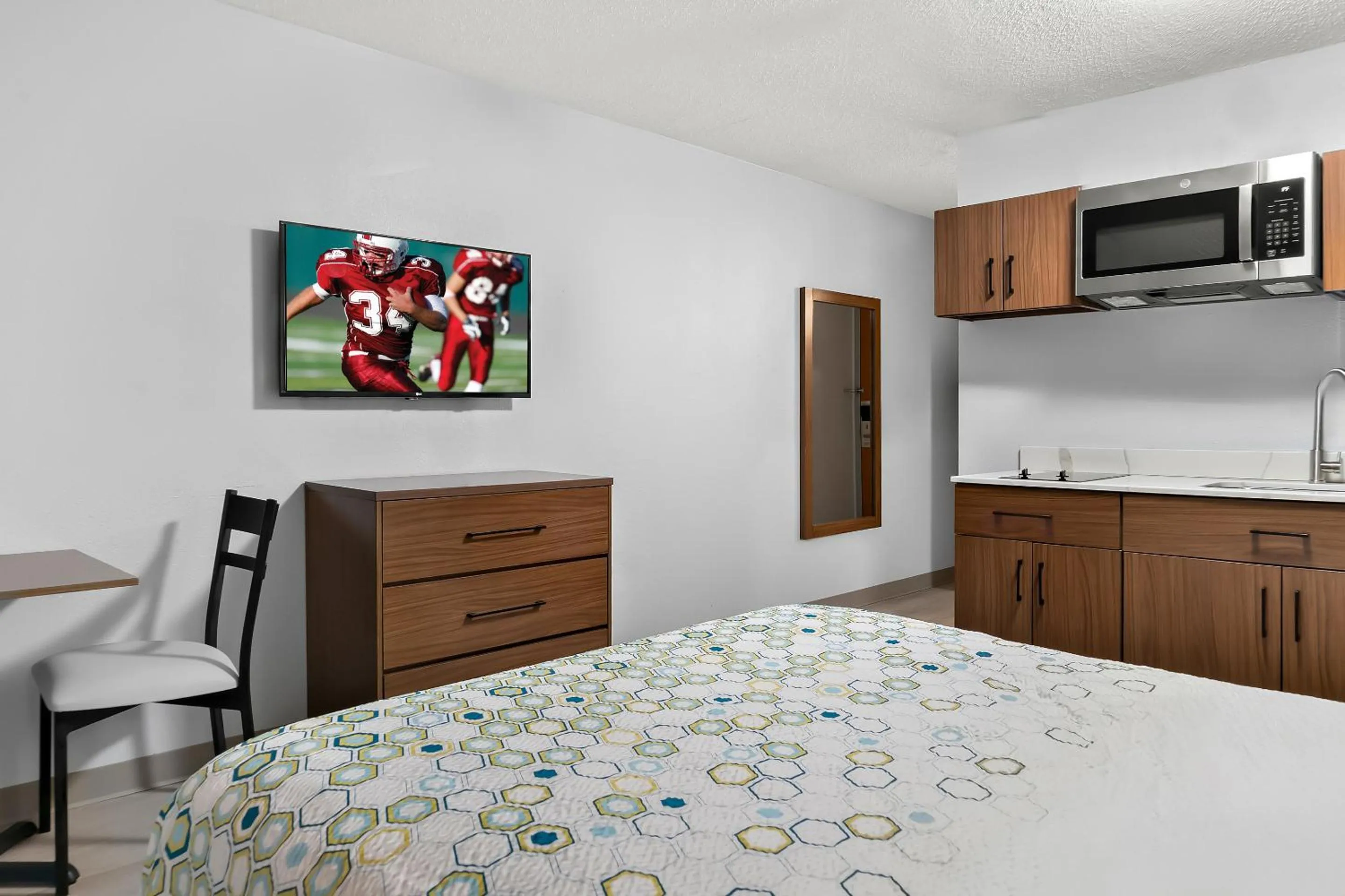 Photo of the whole room, Bed in HomeTowne Studios by Red Roof Auburn Hills