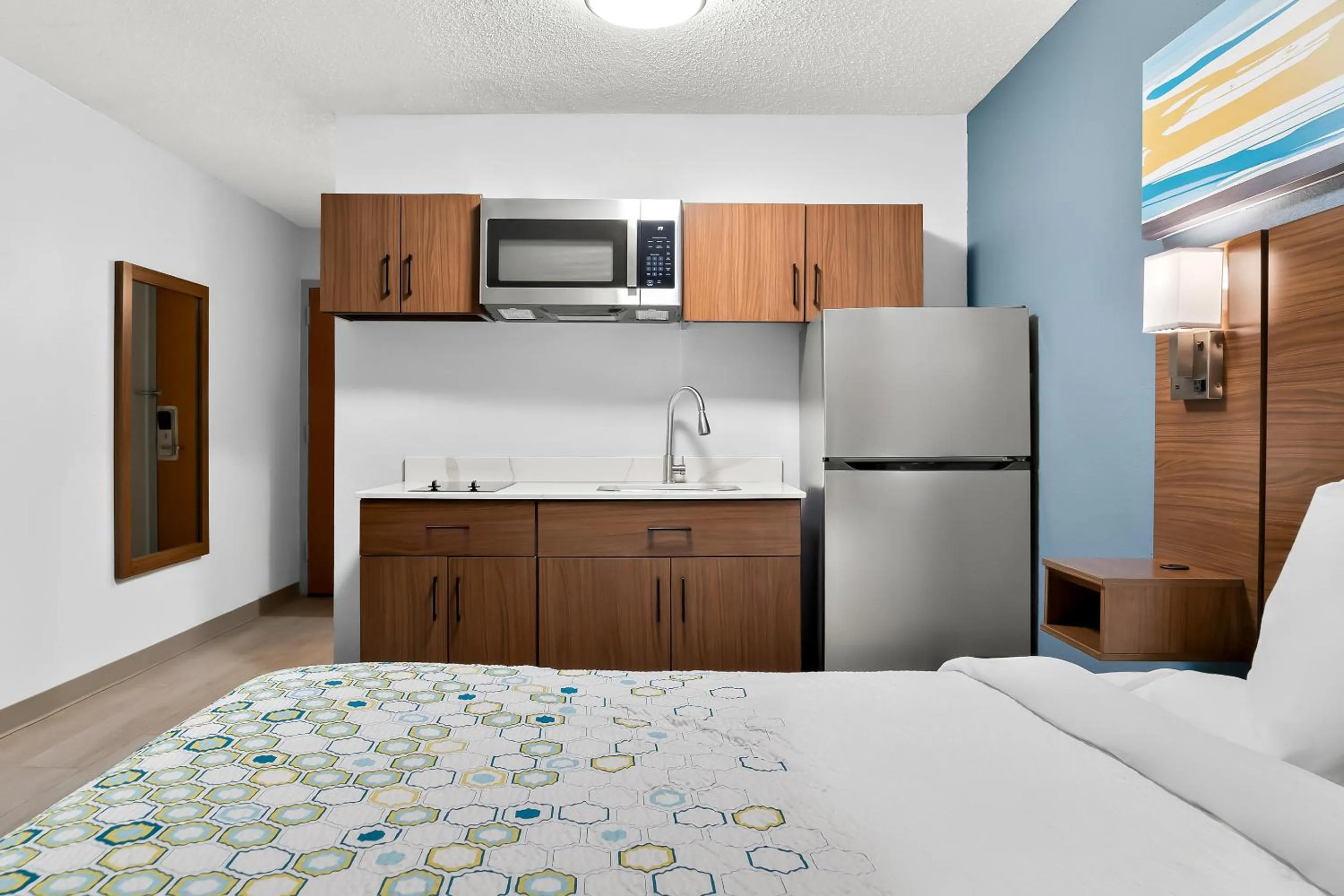 Photo of the whole room, Bed in HomeTowne Studios by Red Roof Auburn Hills