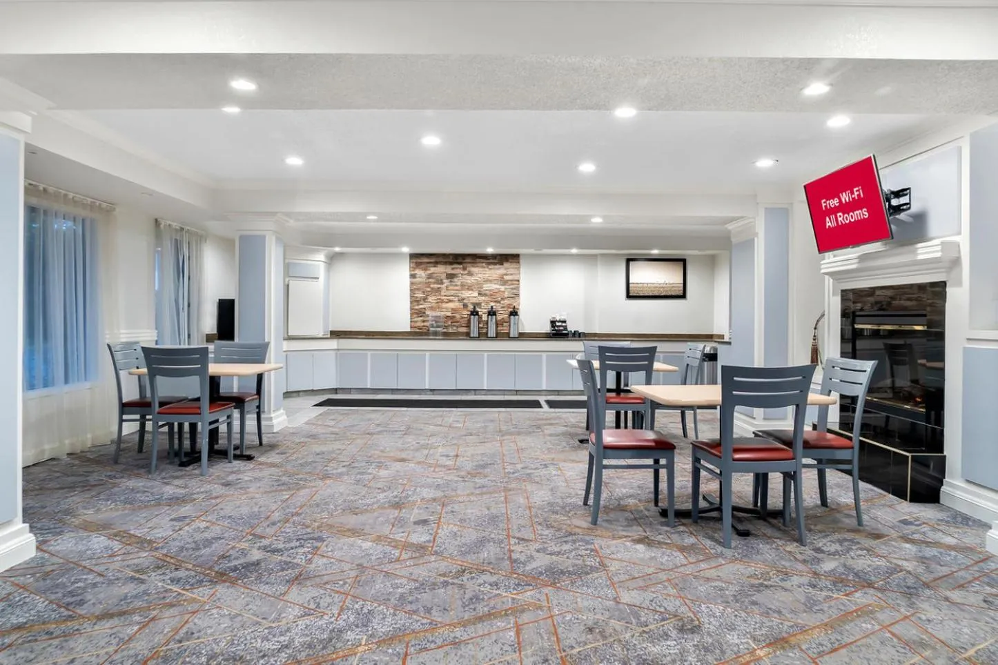 Lobby or reception in HomeTowne Studios by Red Roof Auburn Hills