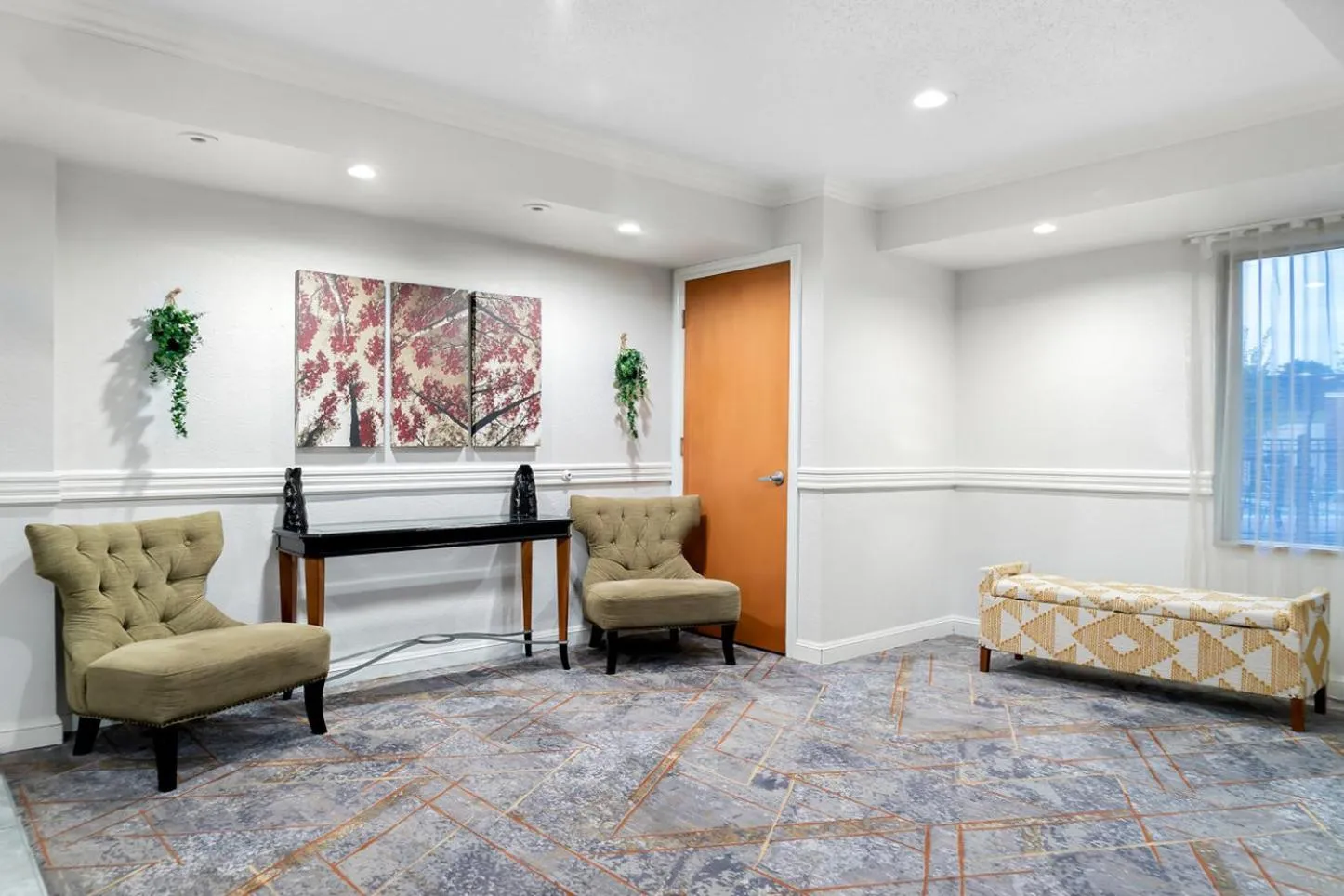 Lobby or reception in HomeTowne Studios by Red Roof Auburn Hills