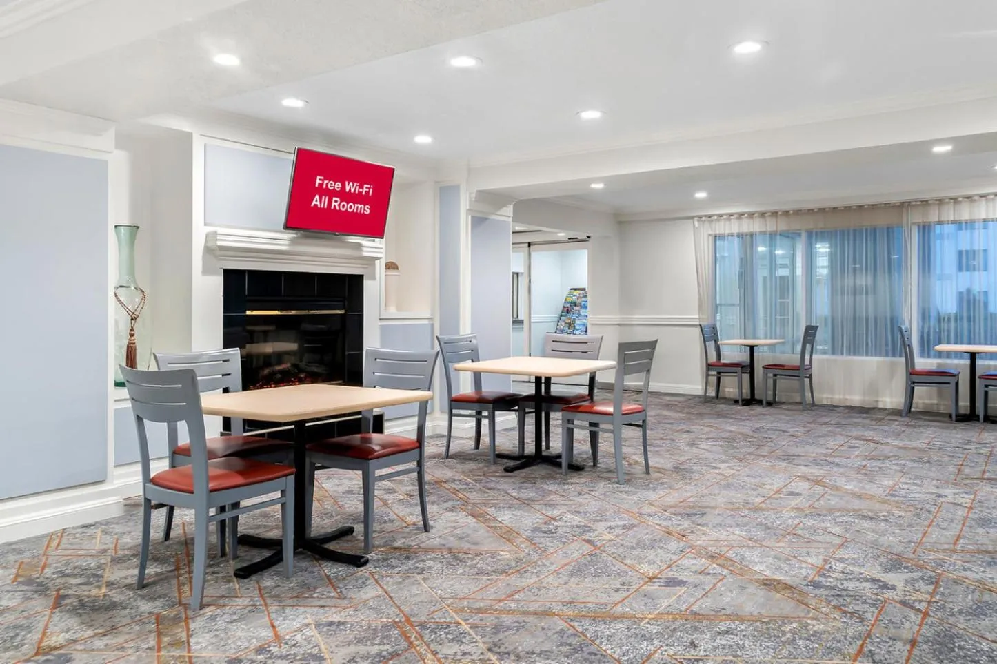 Lobby or reception in HomeTowne Studios by Red Roof Auburn Hills