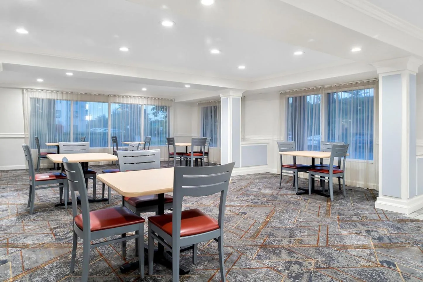 Lobby or reception in HomeTowne Studios by Red Roof Auburn Hills