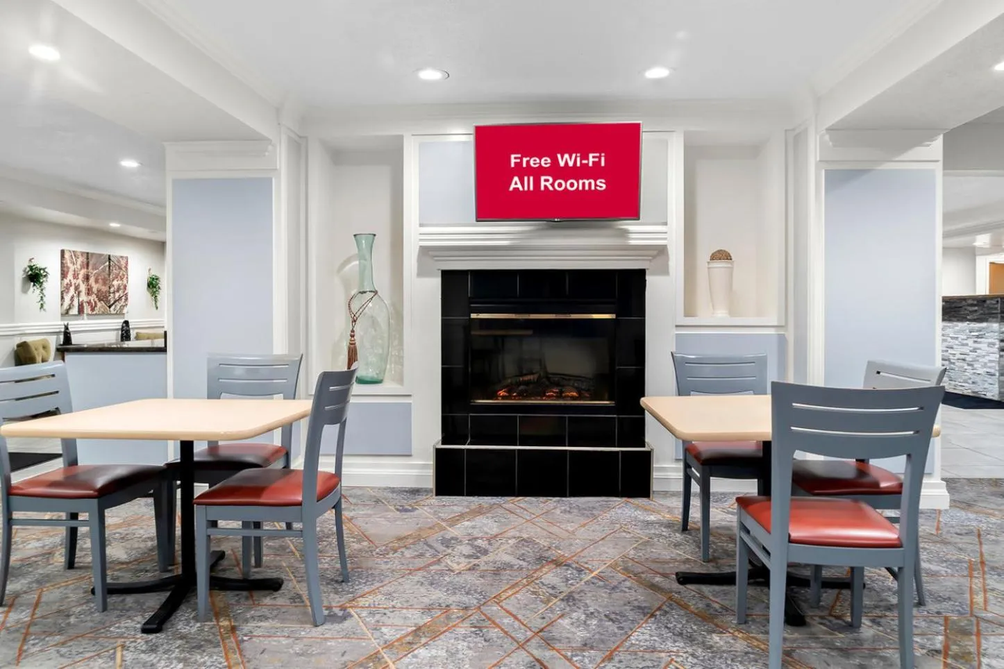 Lobby or reception in HomeTowne Studios by Red Roof Auburn Hills