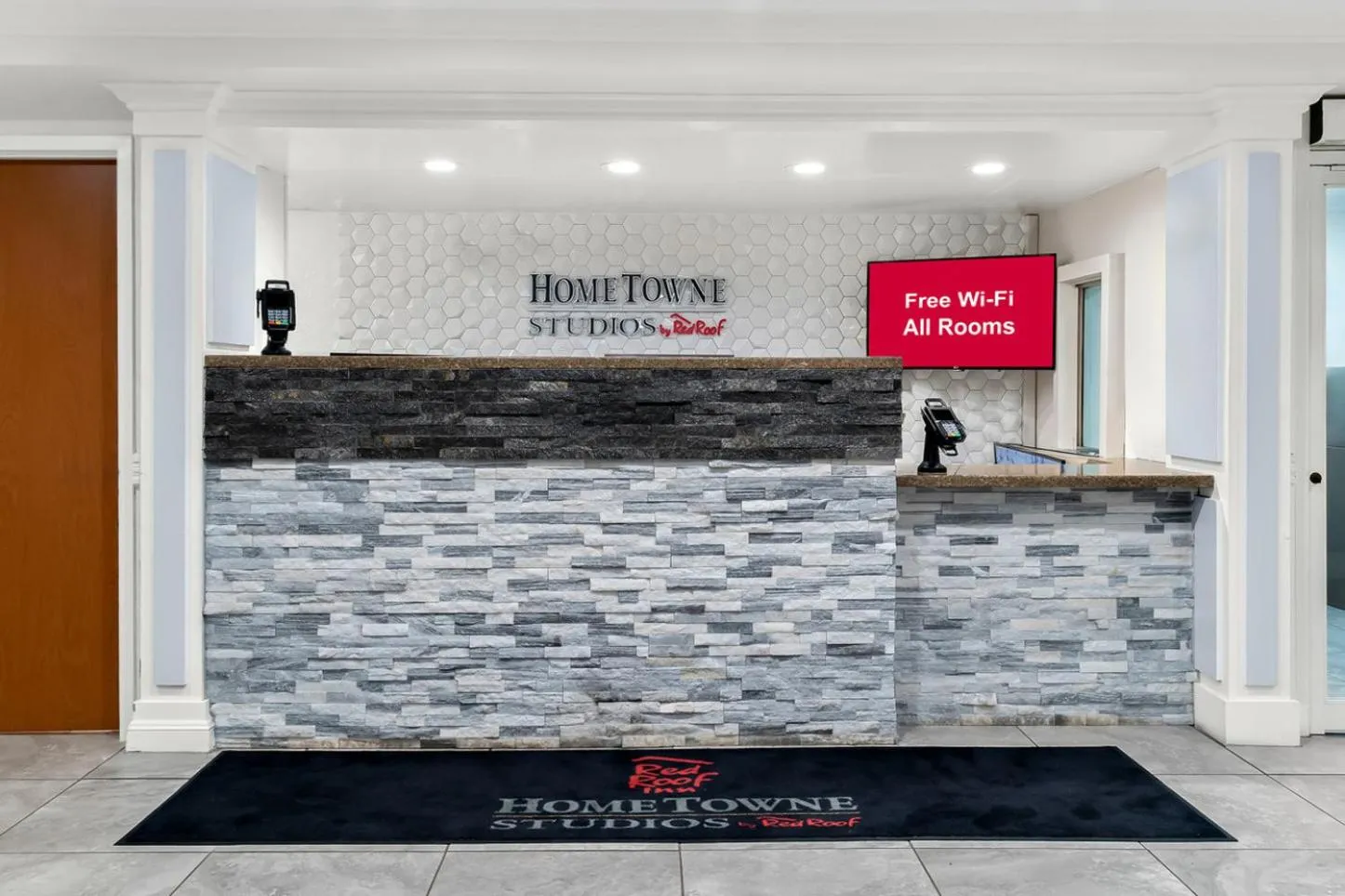 Lobby or reception in HomeTowne Studios by Red Roof Auburn Hills