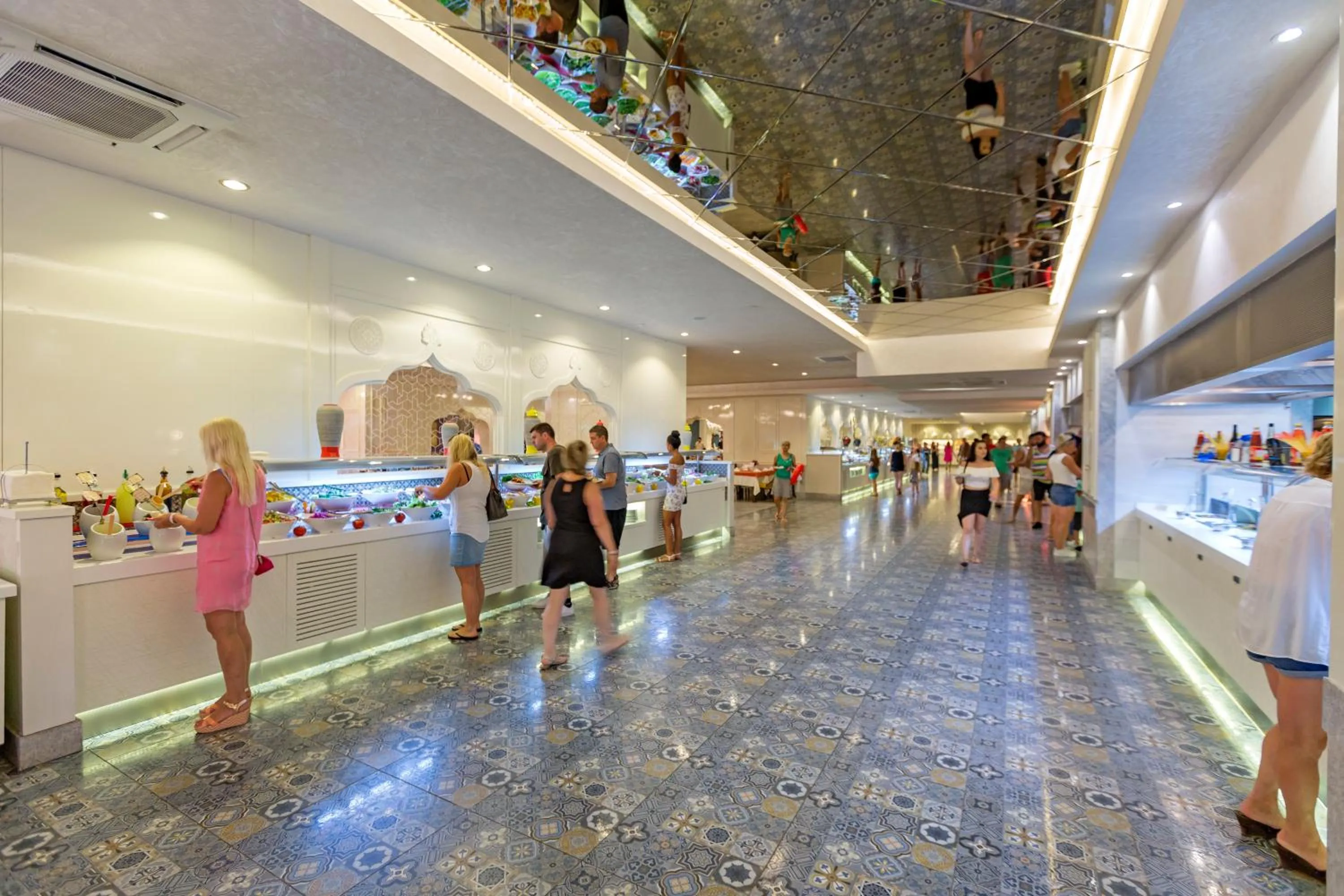 Restaurant/places to eat in Royal Taj Mahal Hotel