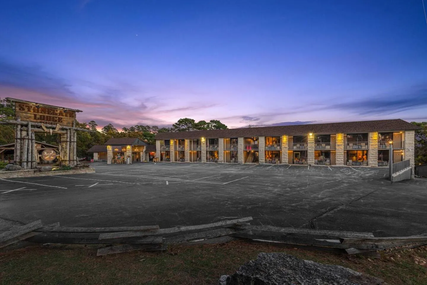 Stonegate Lodge - Pool & Firepits Room #208