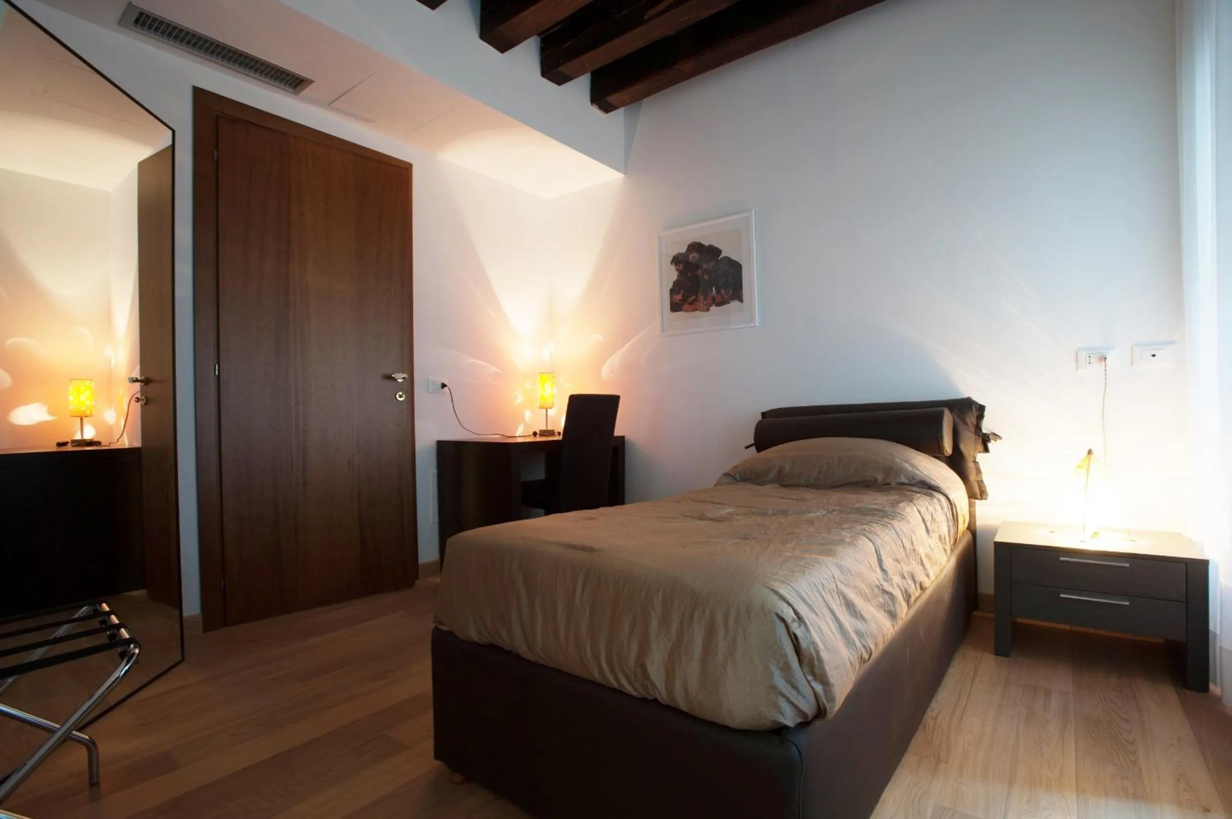 Photo of the whole room, Bed in The Lion's House APT2