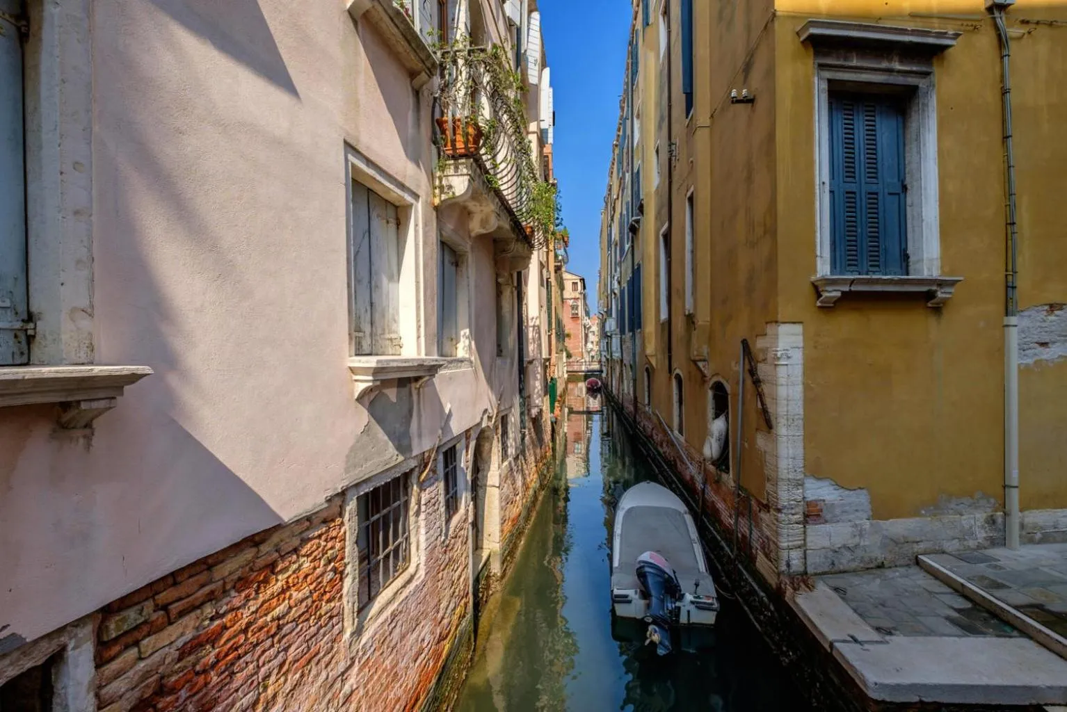 Property building in The Lion's House APT2