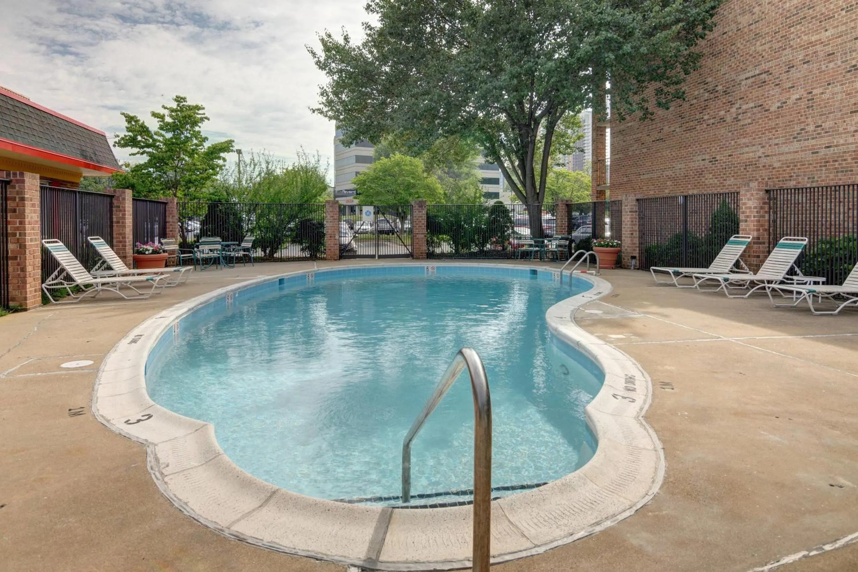 Swimming pool in Suburban Studios Tysons Corner