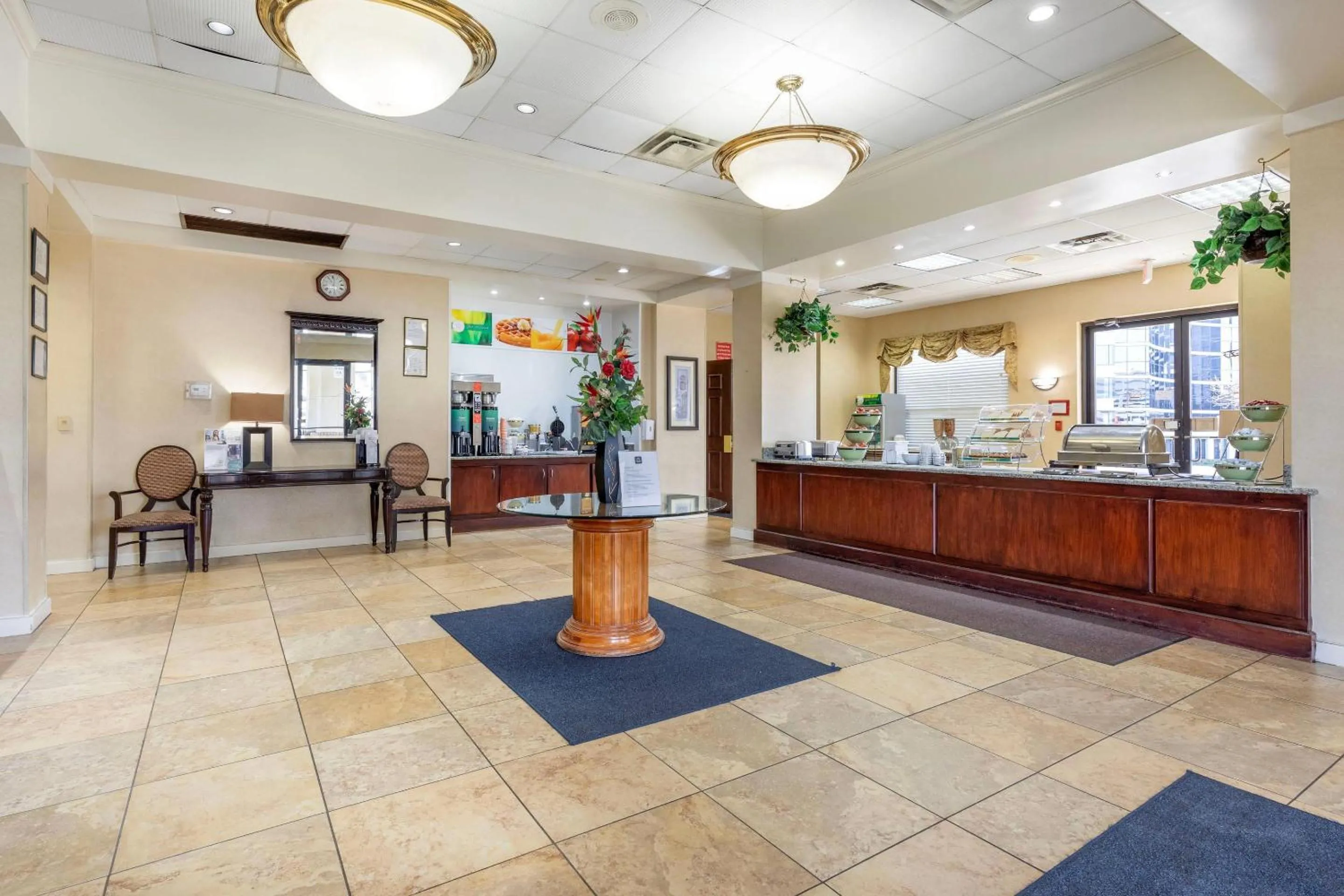 Lobby or reception in Suburban Studios Tysons Corner