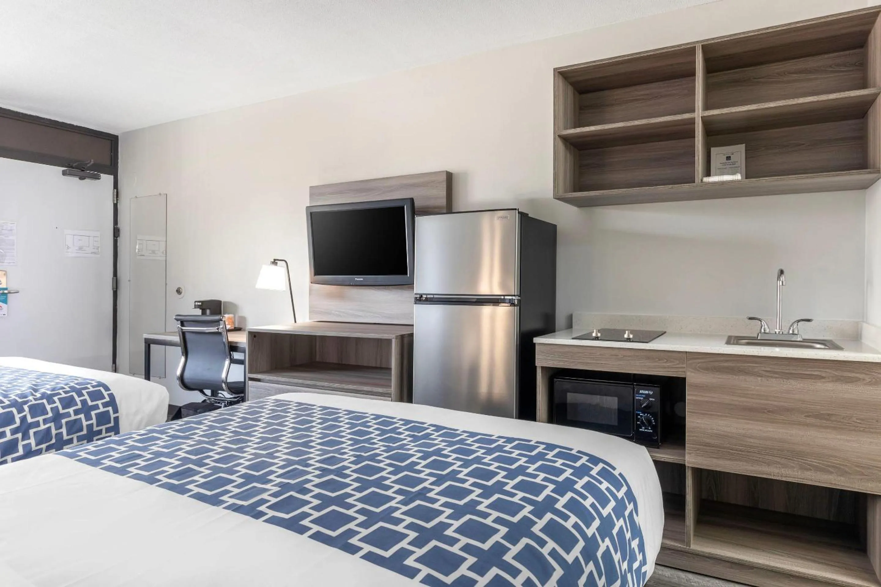 Bedroom, Bed in Suburban Studios Tysons Corner