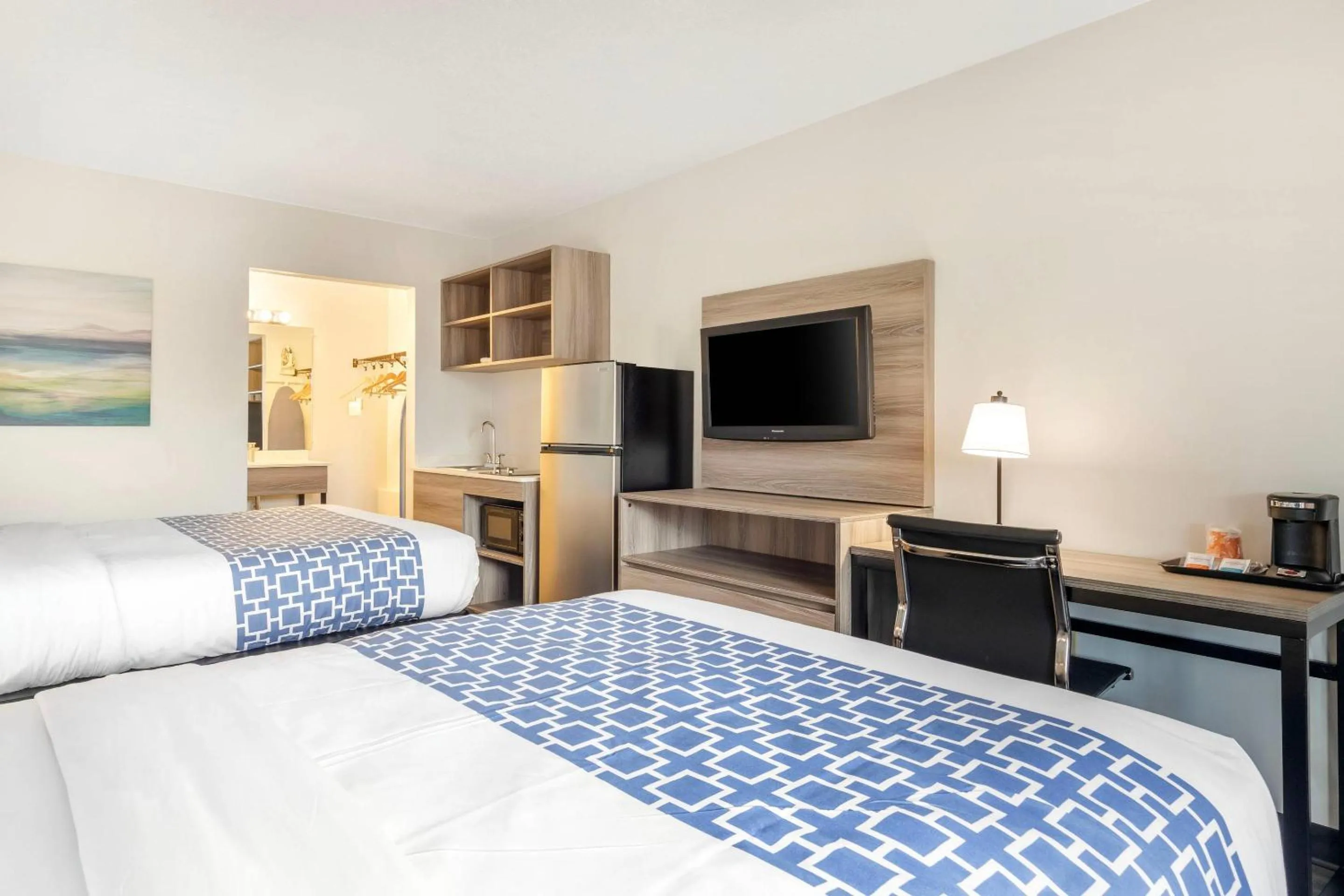 Bedroom, Bed in Suburban Studios Tysons Corner