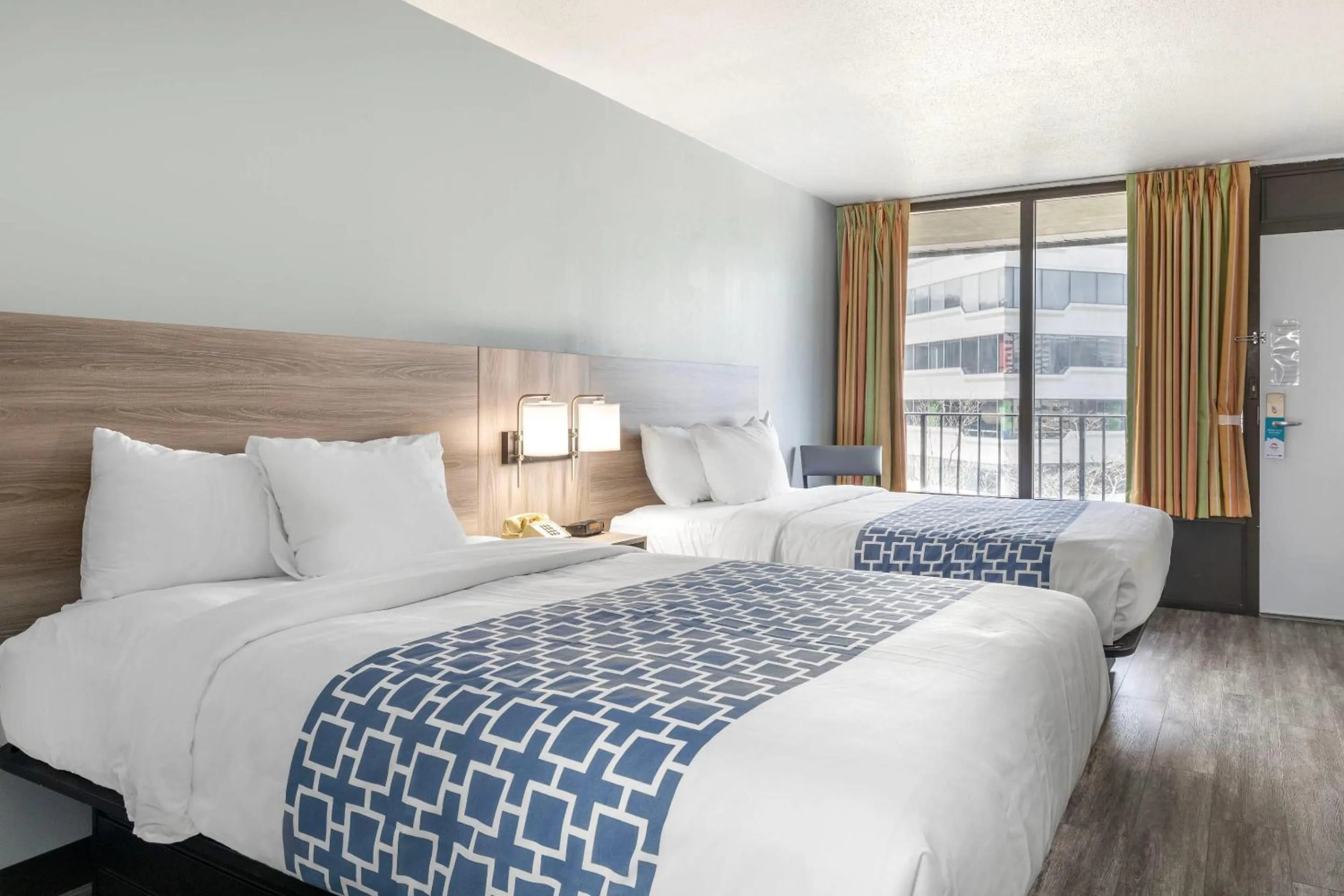 Bedroom, Bed in Suburban Studios Tysons Corner