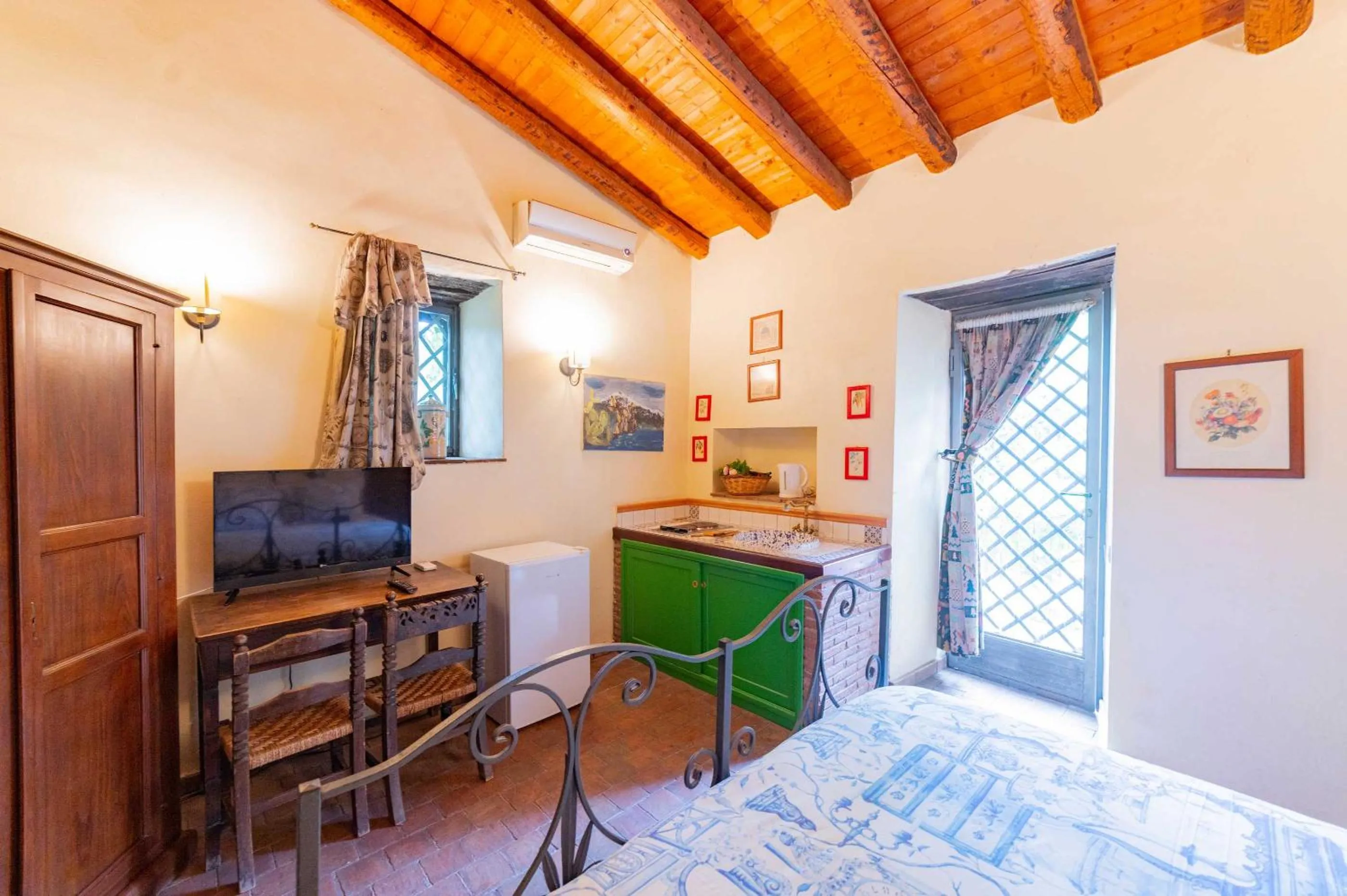 Photo of the whole room, Bed in Etna Botanic Garden