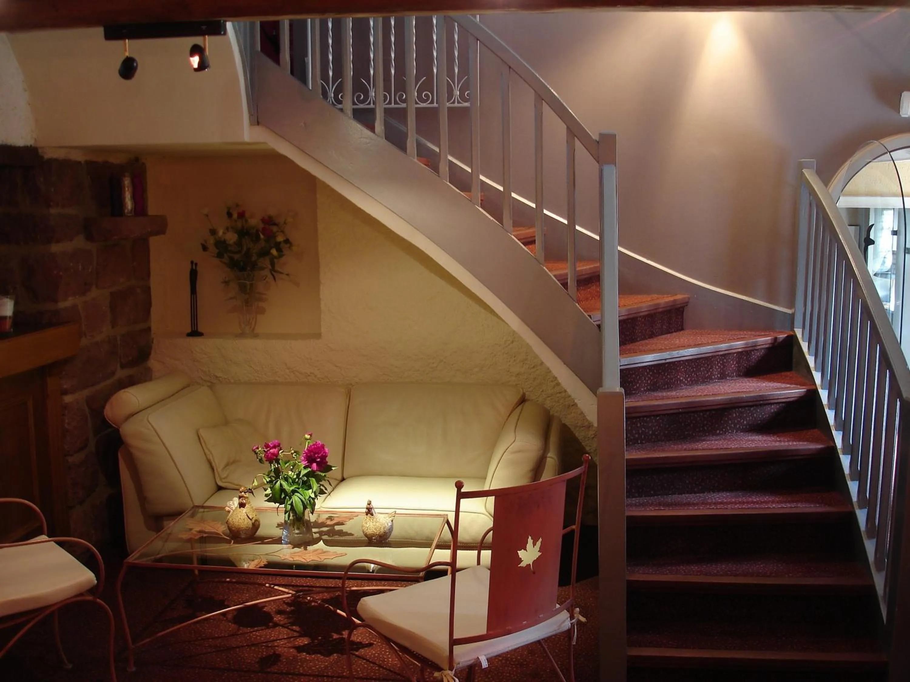 Communal lounge/ TV room in Hôtel Restaurant Les Alisiers