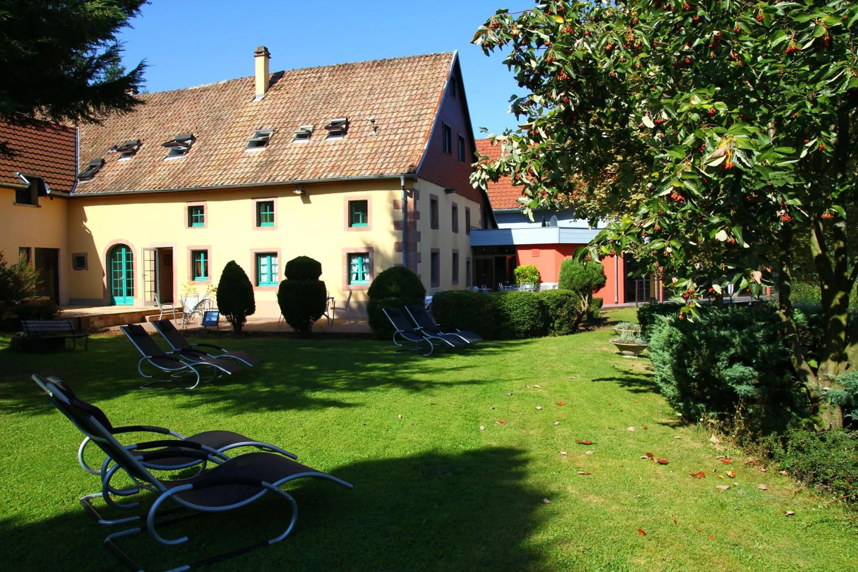 Property building in Hôtel Restaurant Les Alisiers