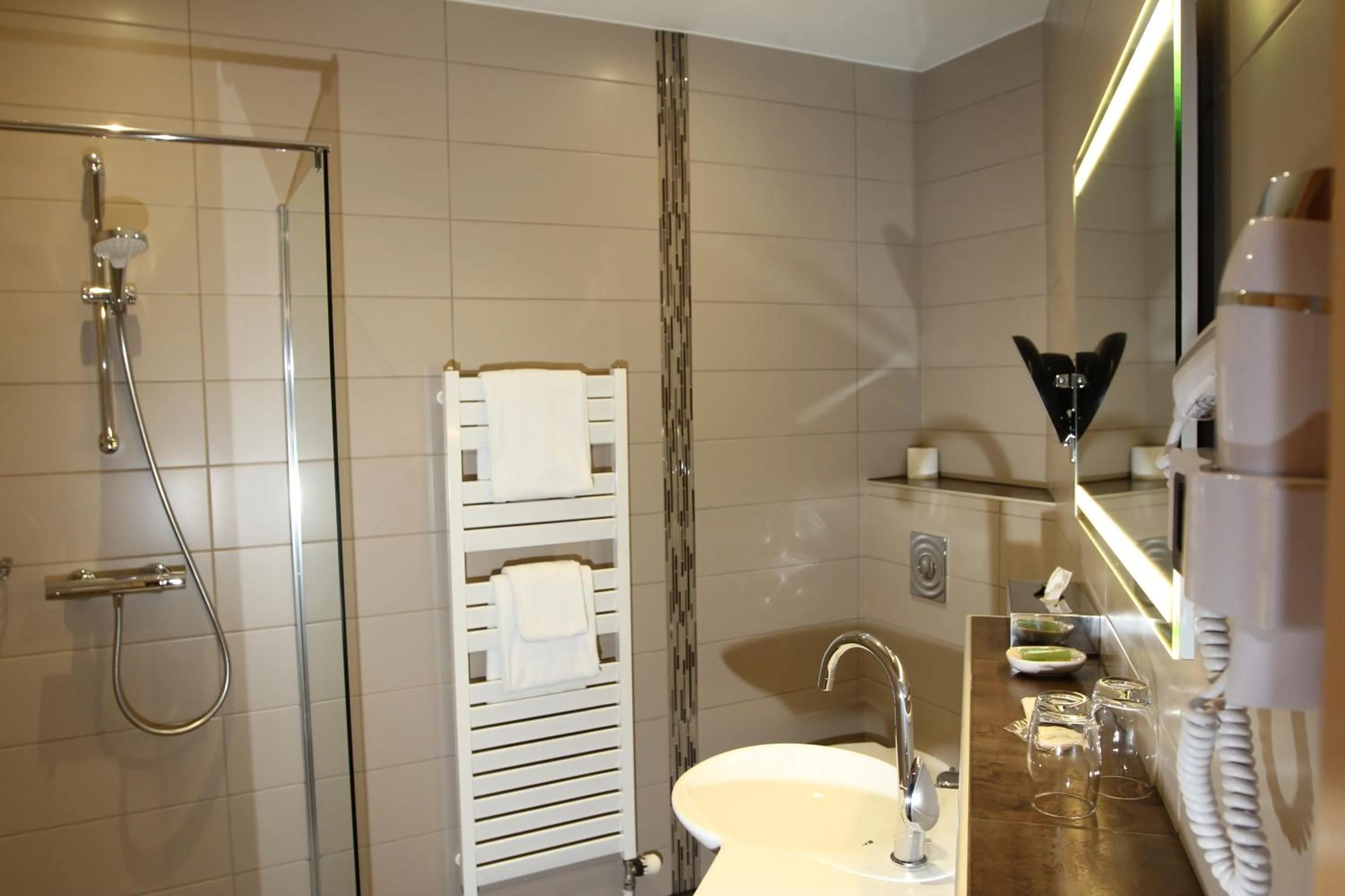 Bathroom in Hôtel Restaurant Les Alisiers